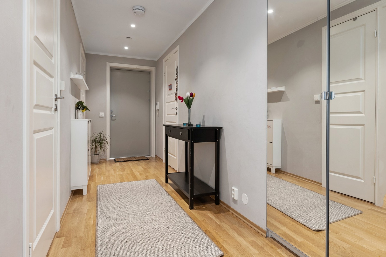I gangen er det en garderobe med speil som har plass til klær, vesker og sko. Galleribilde