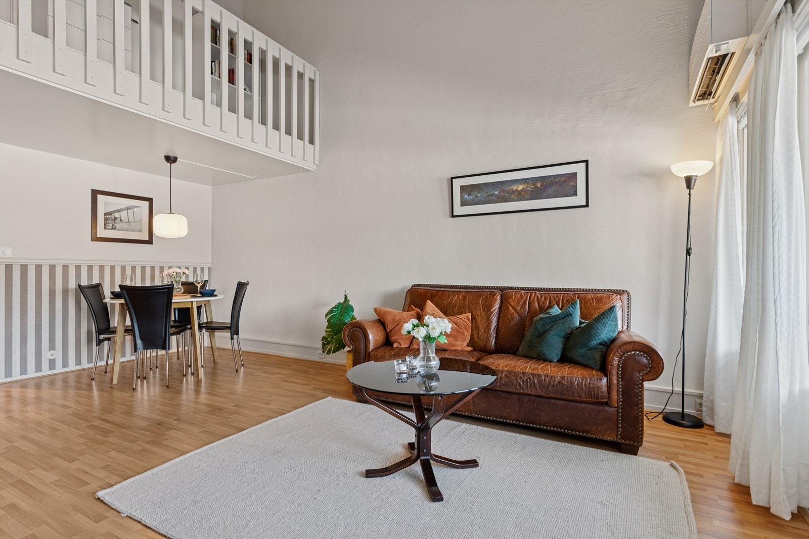 Høy himling i stuen gir flott romfølelse. Galleribilde