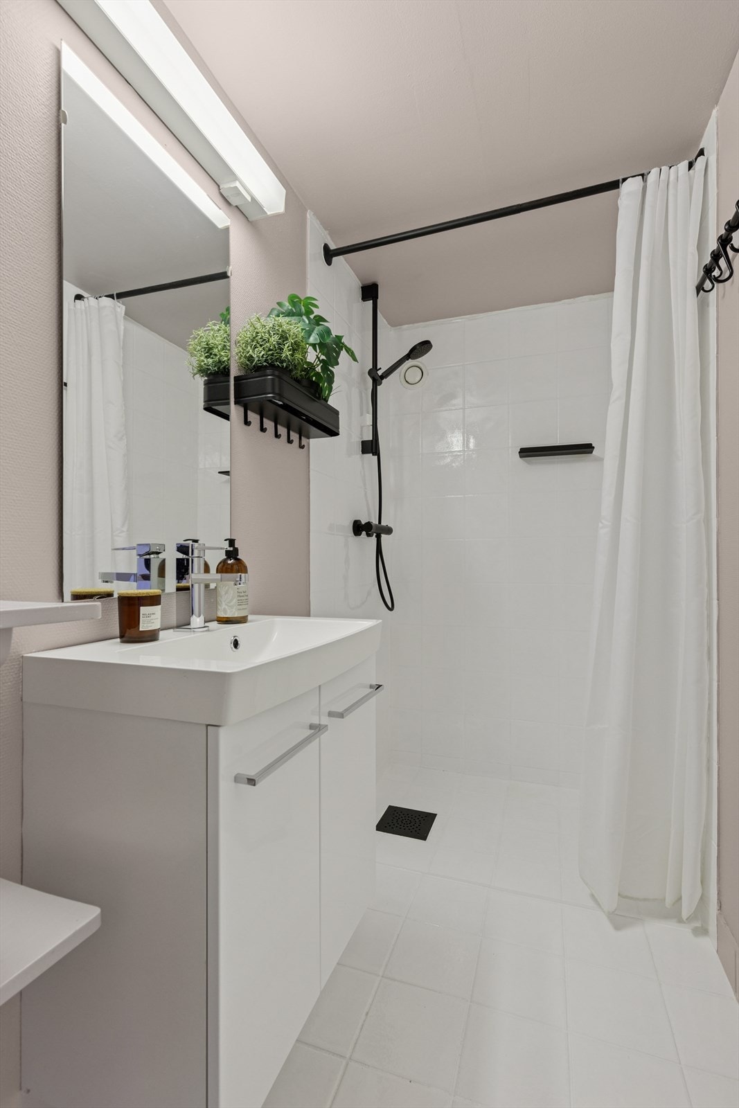 Baderom med åpent dusjhjørne og servant med skap. Galleribilde