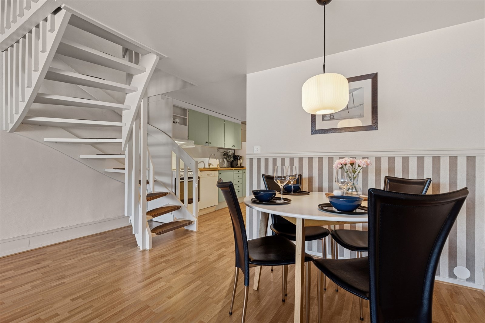 Den åpne løsningen gir god plass til spisestue like ved kjøkkenet. Galleribilde