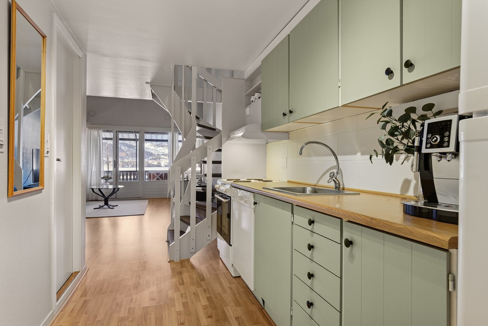 Fin sammenheng mellom kjøkken og stue. Galleribilde