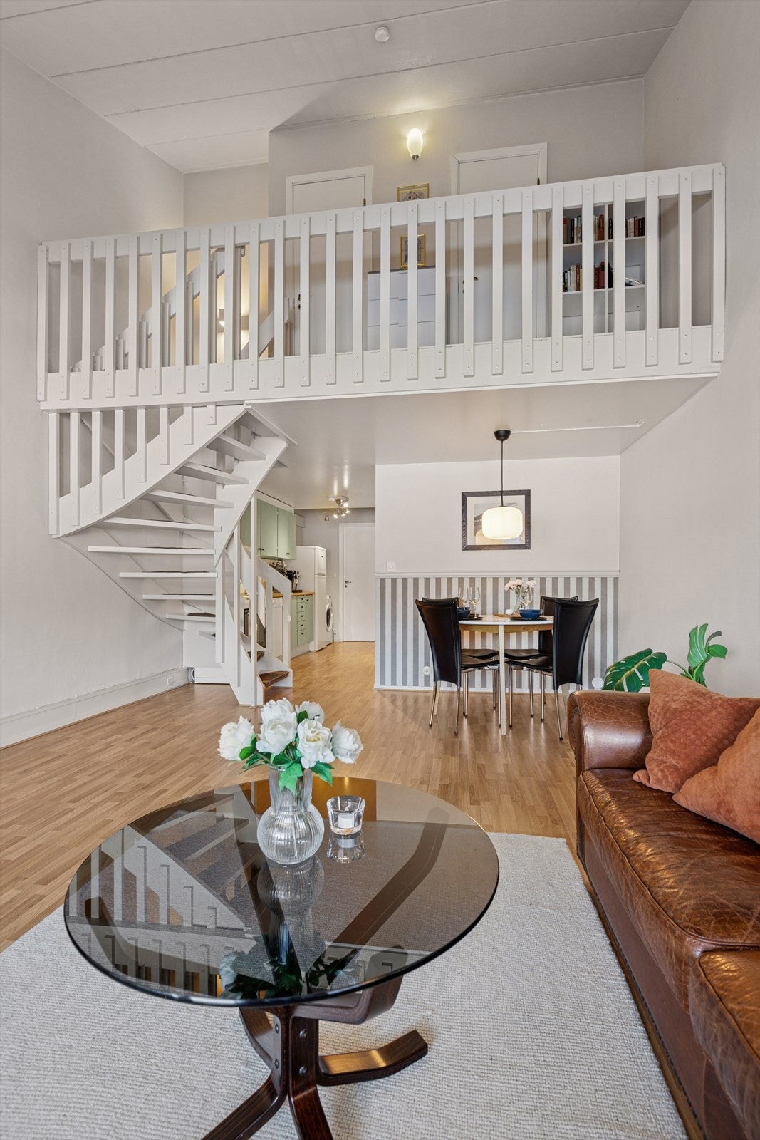 Trapp opp til hems med to soverom. Galleribilde