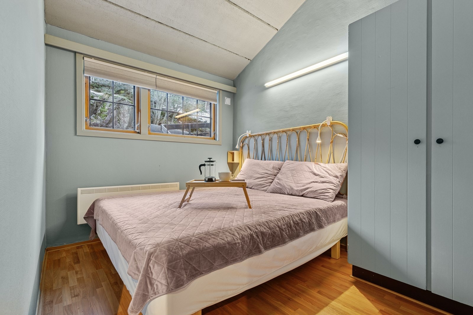 Soverom med garderobeskap. Galleribilde