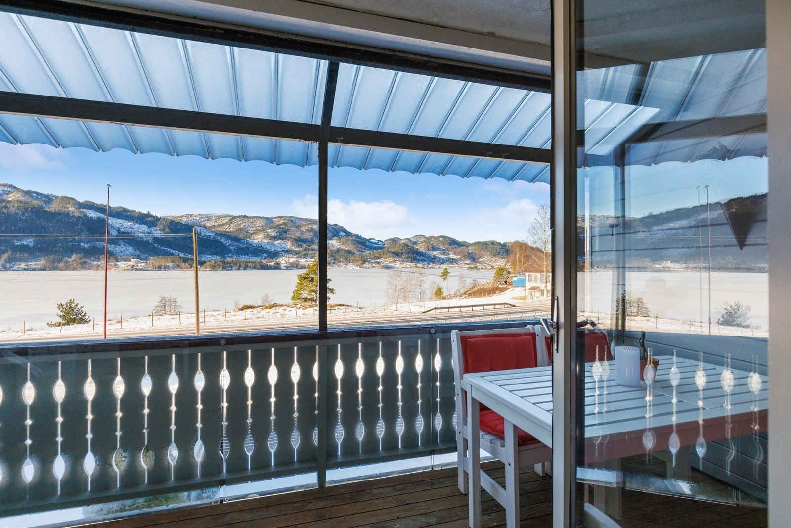 Velkommen til Eikeveien 213! . Romslig fritidsbolig med utsikt til Lyngenvannet. Galleribilde