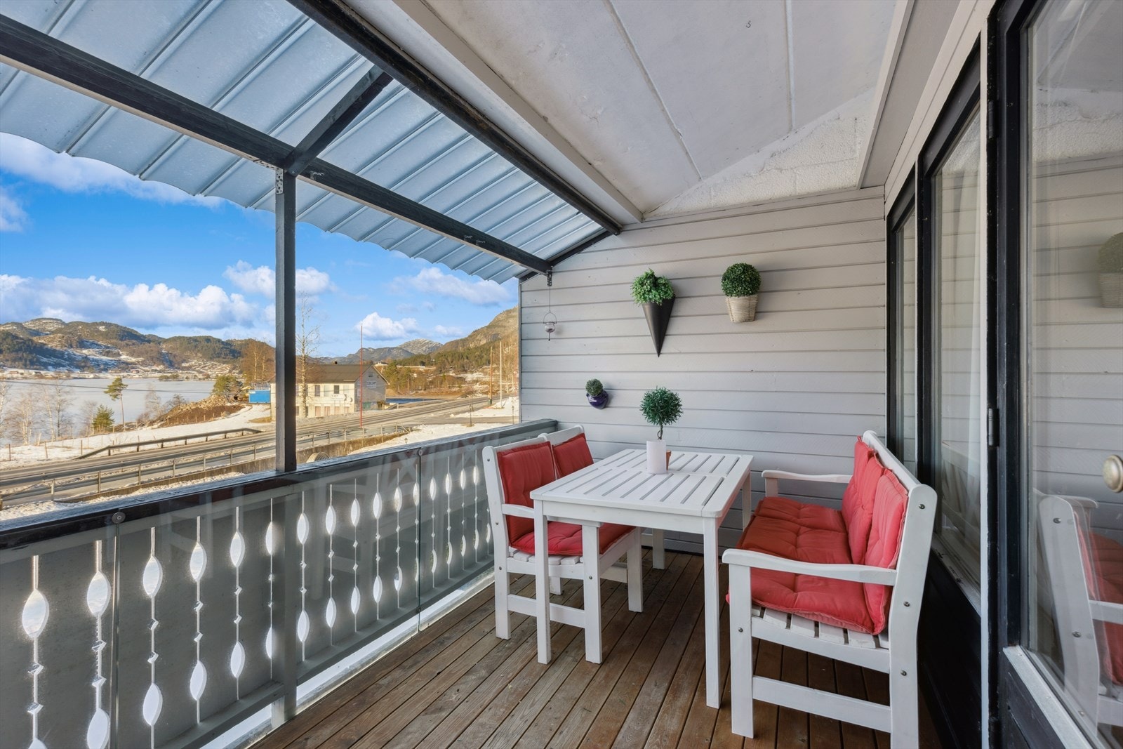 Verandaen blir en forlengelse av stuen og her er god plass til ulike utemøbler. Galleribilde