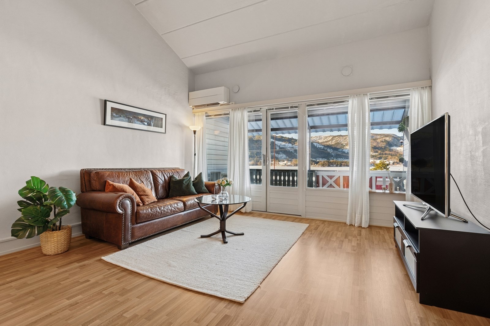 Fra stuen er det flott utsikt til vann og fjell. Galleribilde