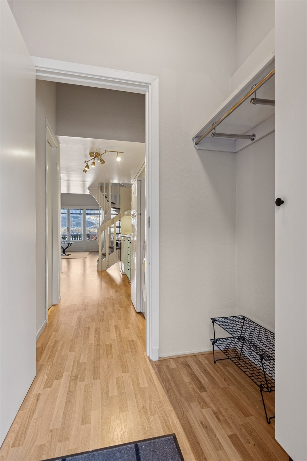 Velkommen Inn! Entrè med plass til yttertøy og sko. Galleribilde