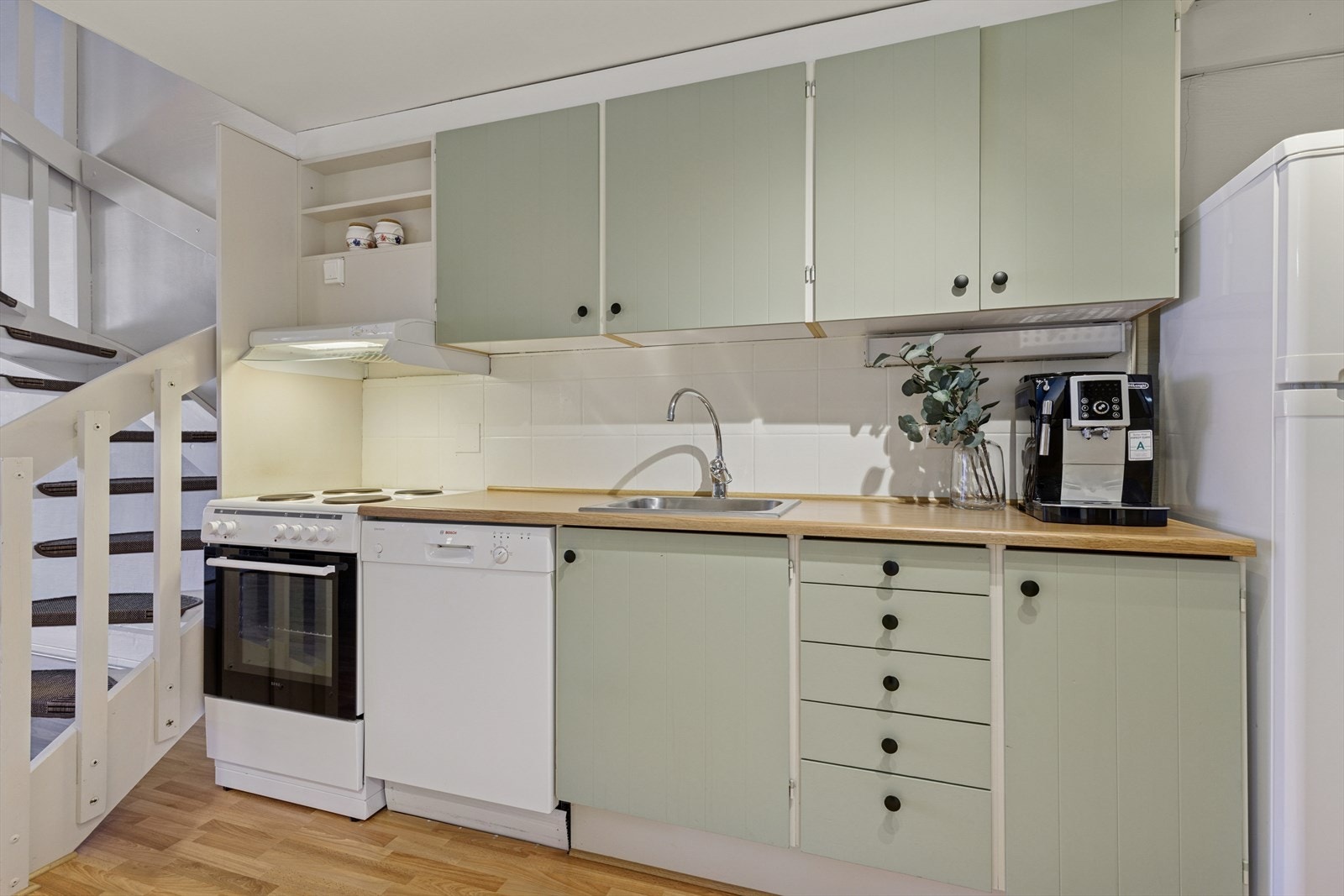 Kjøkkeninnredning med profilerte fronter og laminat benkeplate. Galleribilde