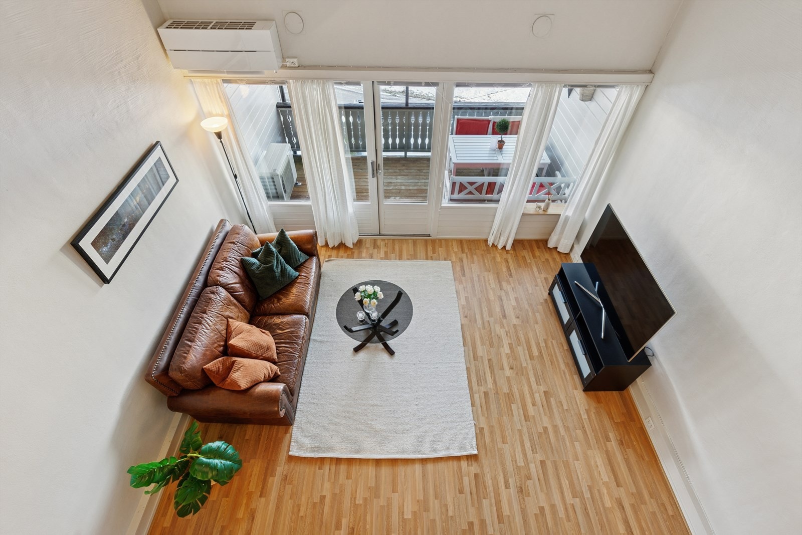 Stuen har god plass til sofagruppe og tilhørende møbler. Galleribilde