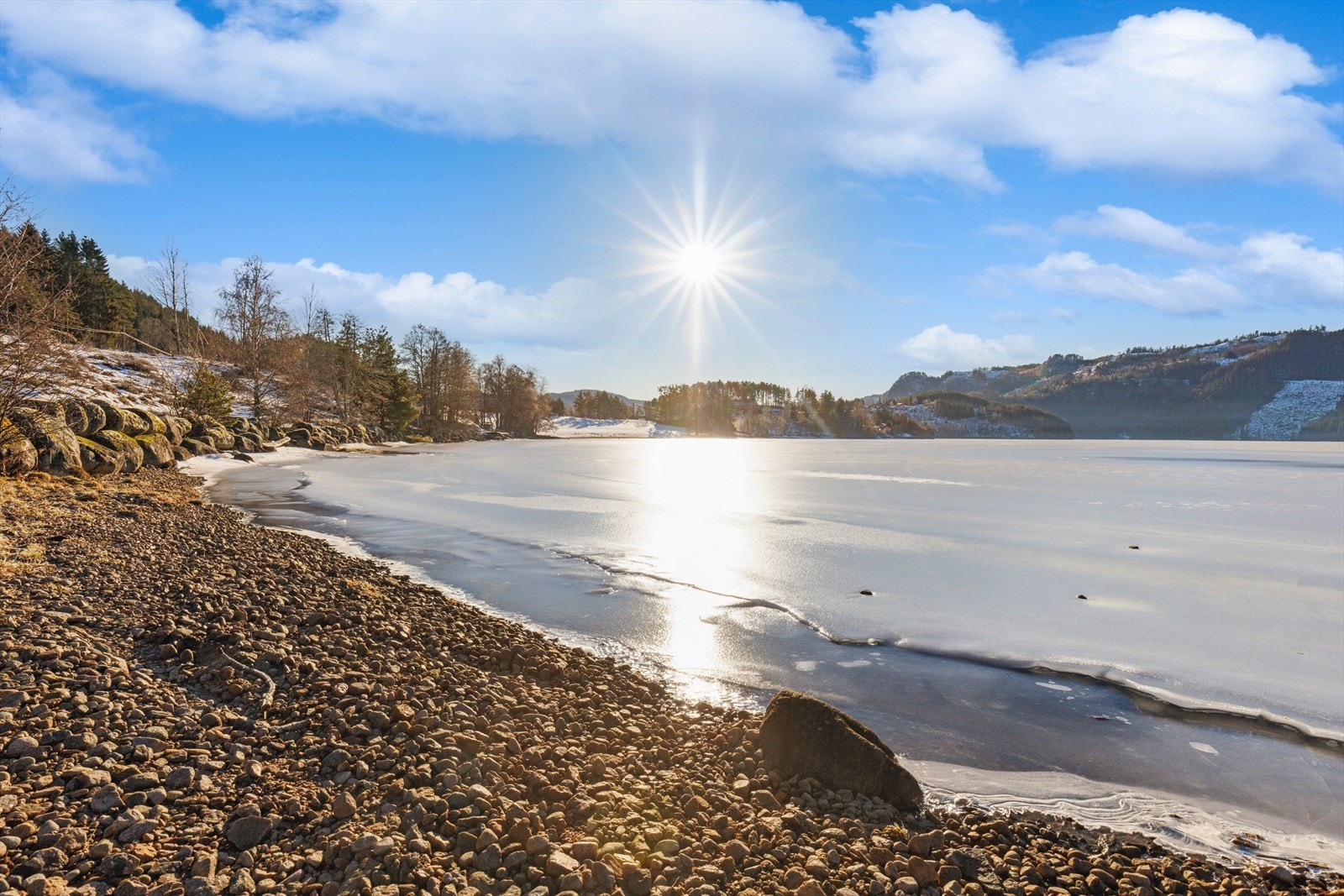 Vintervakkert ved Lyngenvannet. Galleribilde