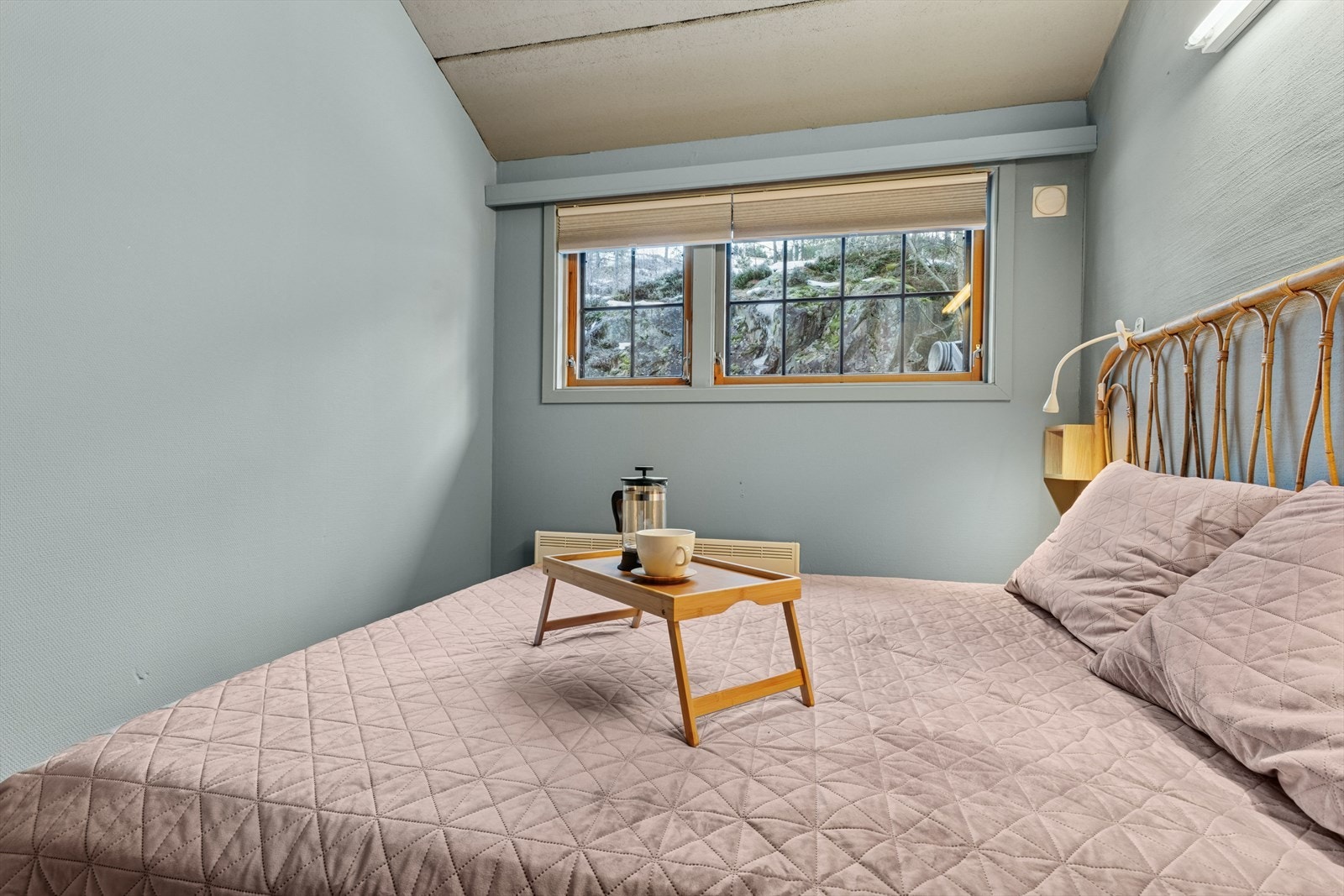 Leiligheten har tilsammen tre soverom. ett i 2. etasje og to i hemsetasjen. Galleribilde