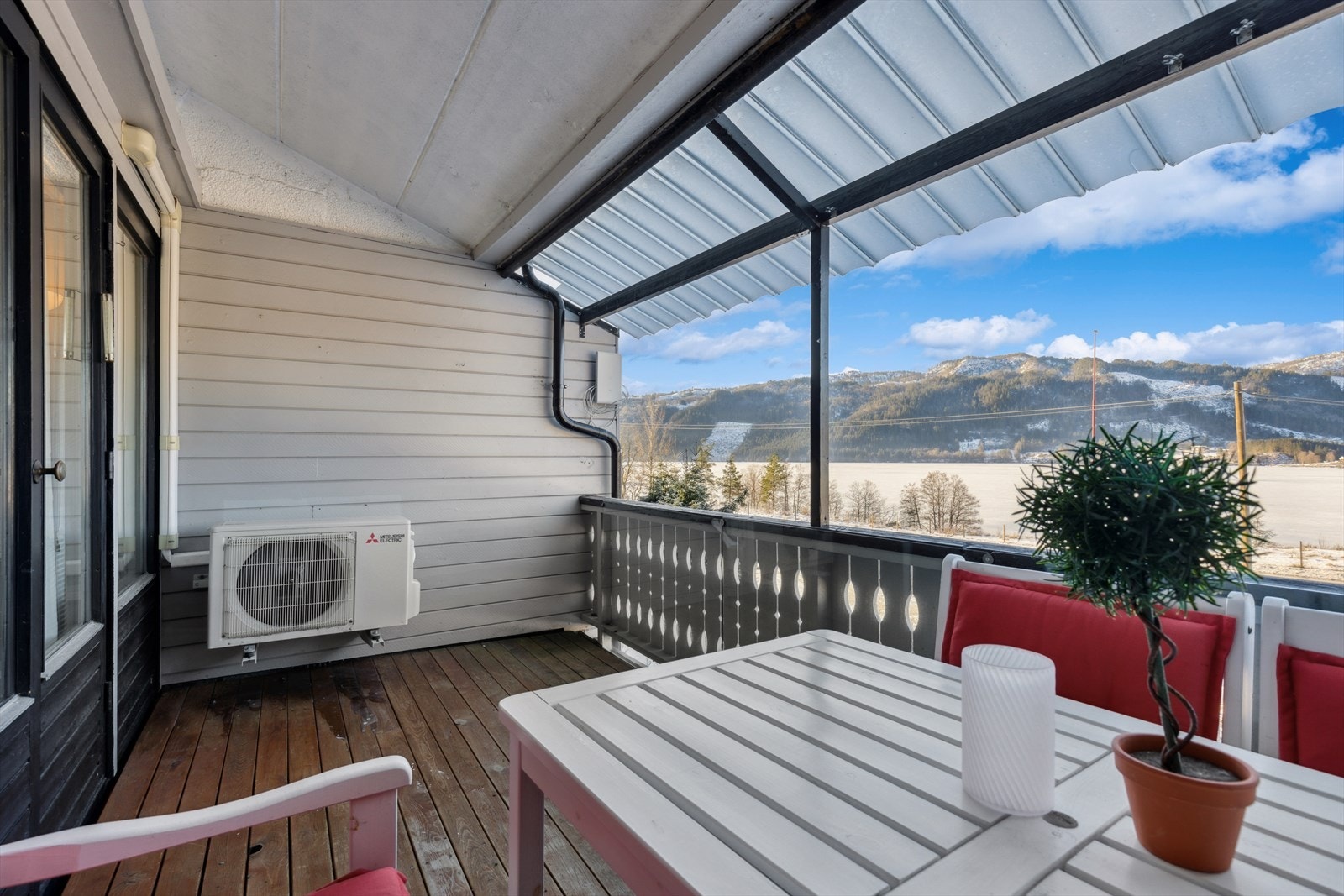 Fra leiligheten er det kort vei til preparerte skiløyper om vinteren og fin badeplass om sommeren. Galleribilde