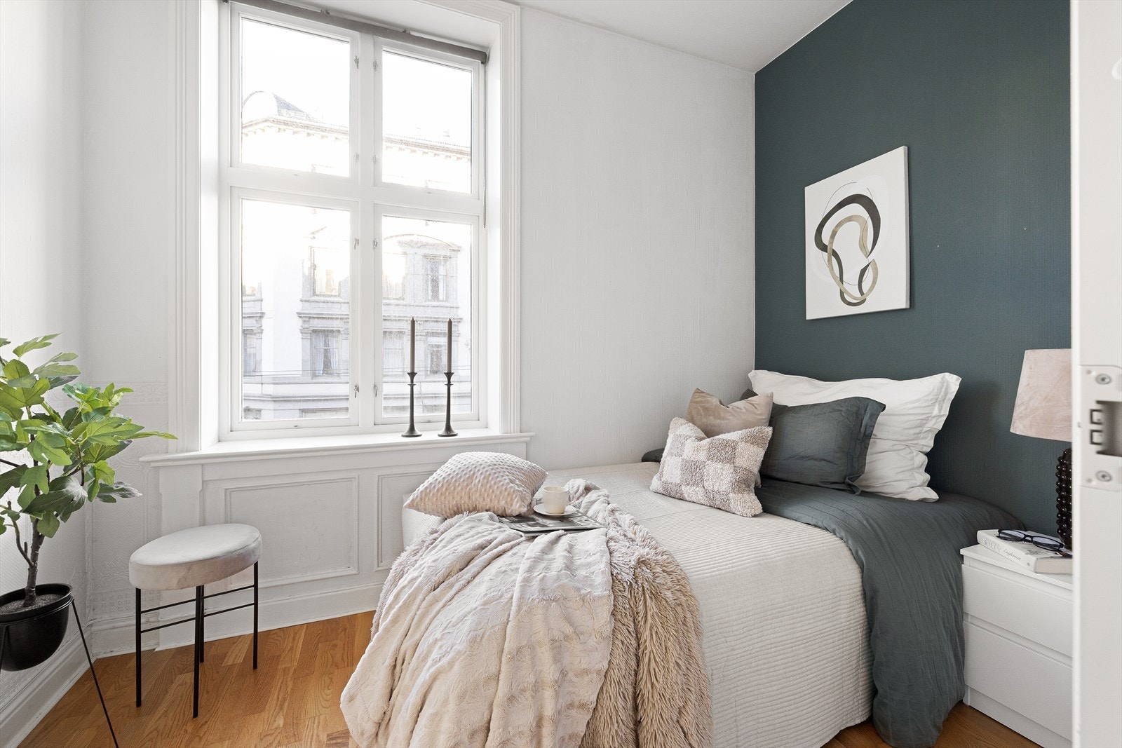 - Plass til dobbeltseng og øvrig møblement - Galleribilde