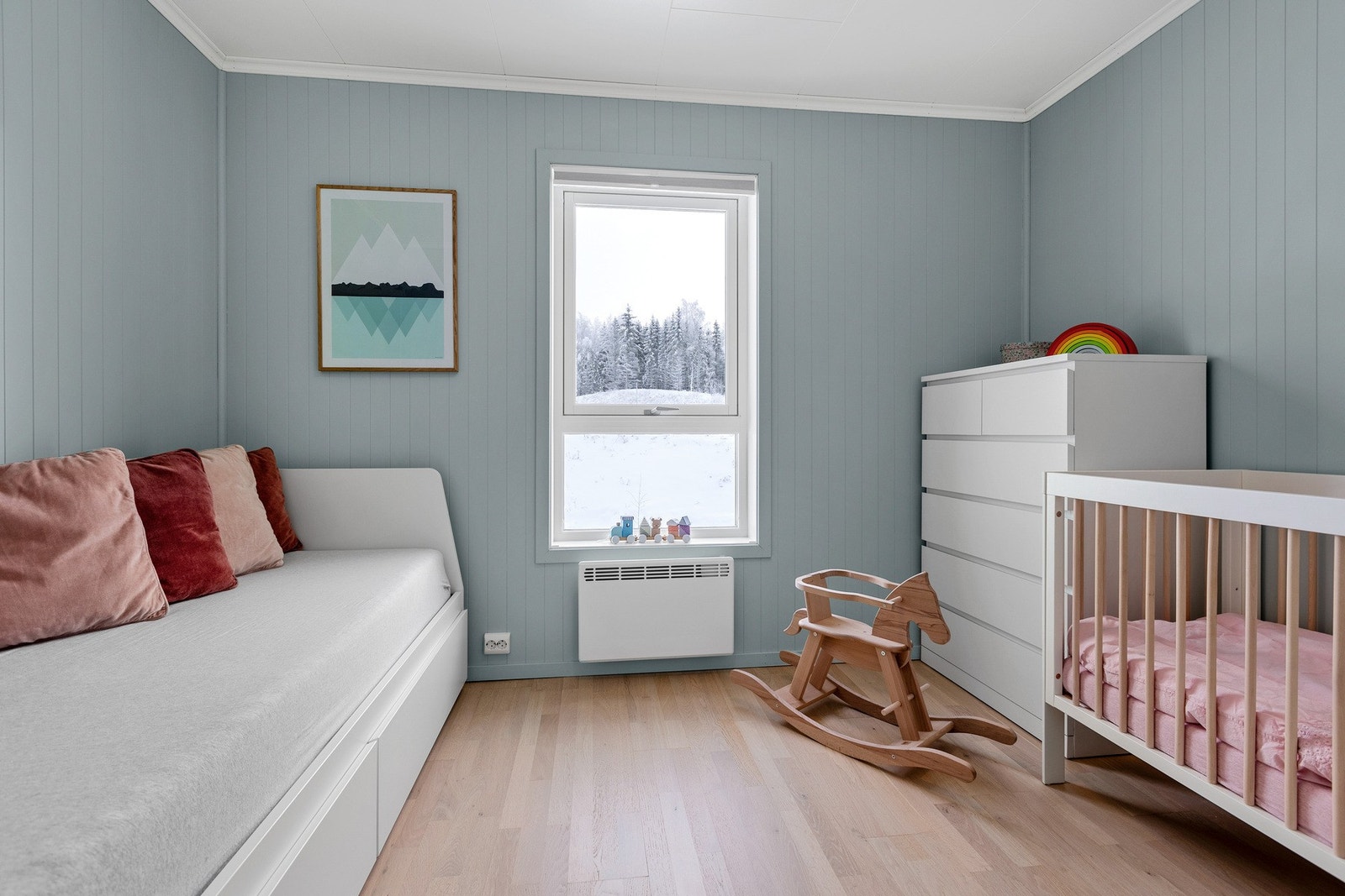 Soverom nr. 2 har god plass til seng og garderobe Galleribilde