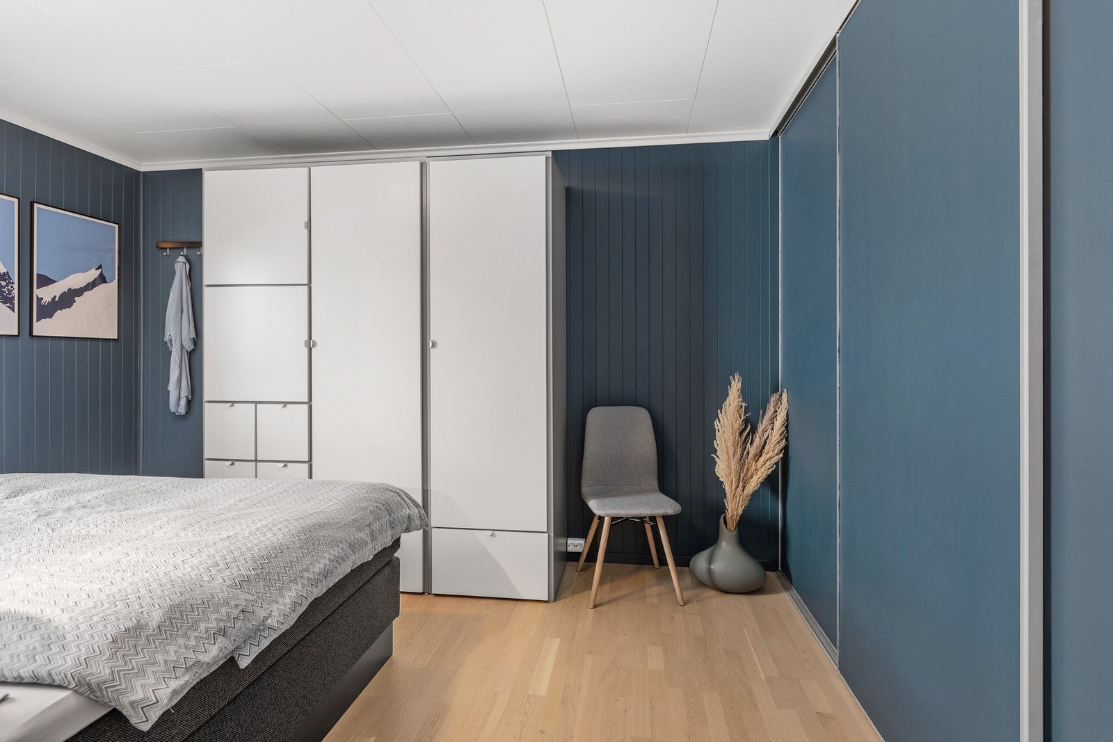 Hovedsoverommet har garderobeskap. Bak skyvedørene ligger en bod/garderobe på ca. 5 kvm Galleribilde