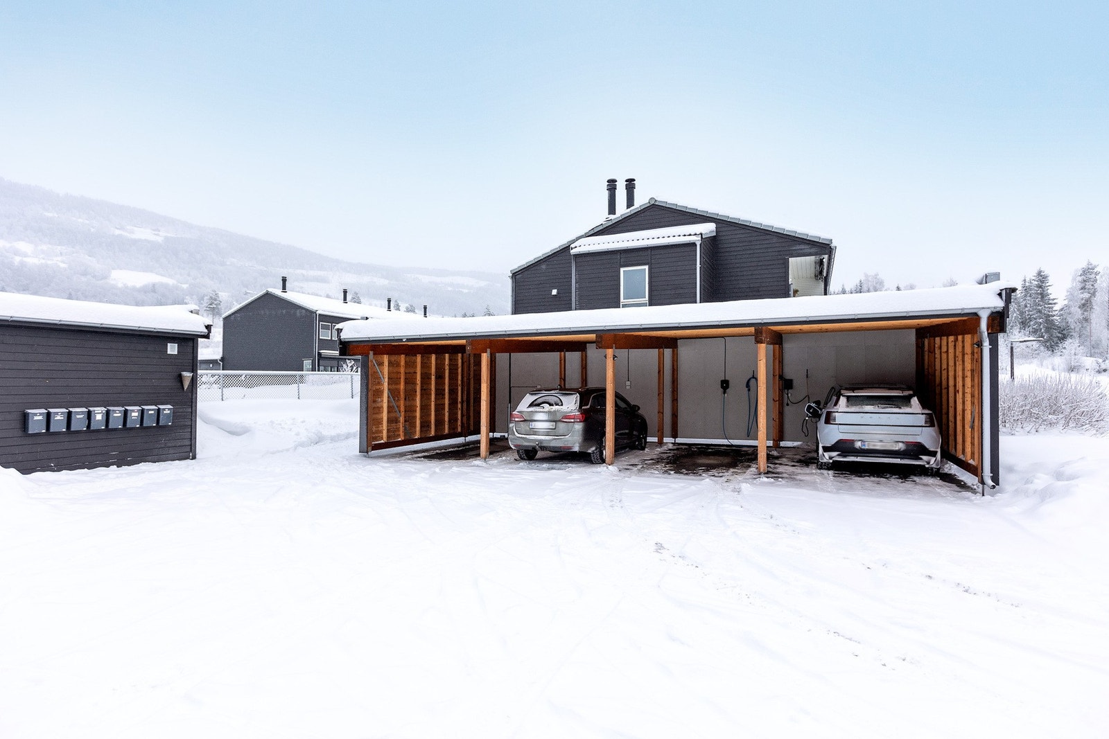 Tilhørende bilplass i carport, hvor det er klargjort for elbillader Galleribilde