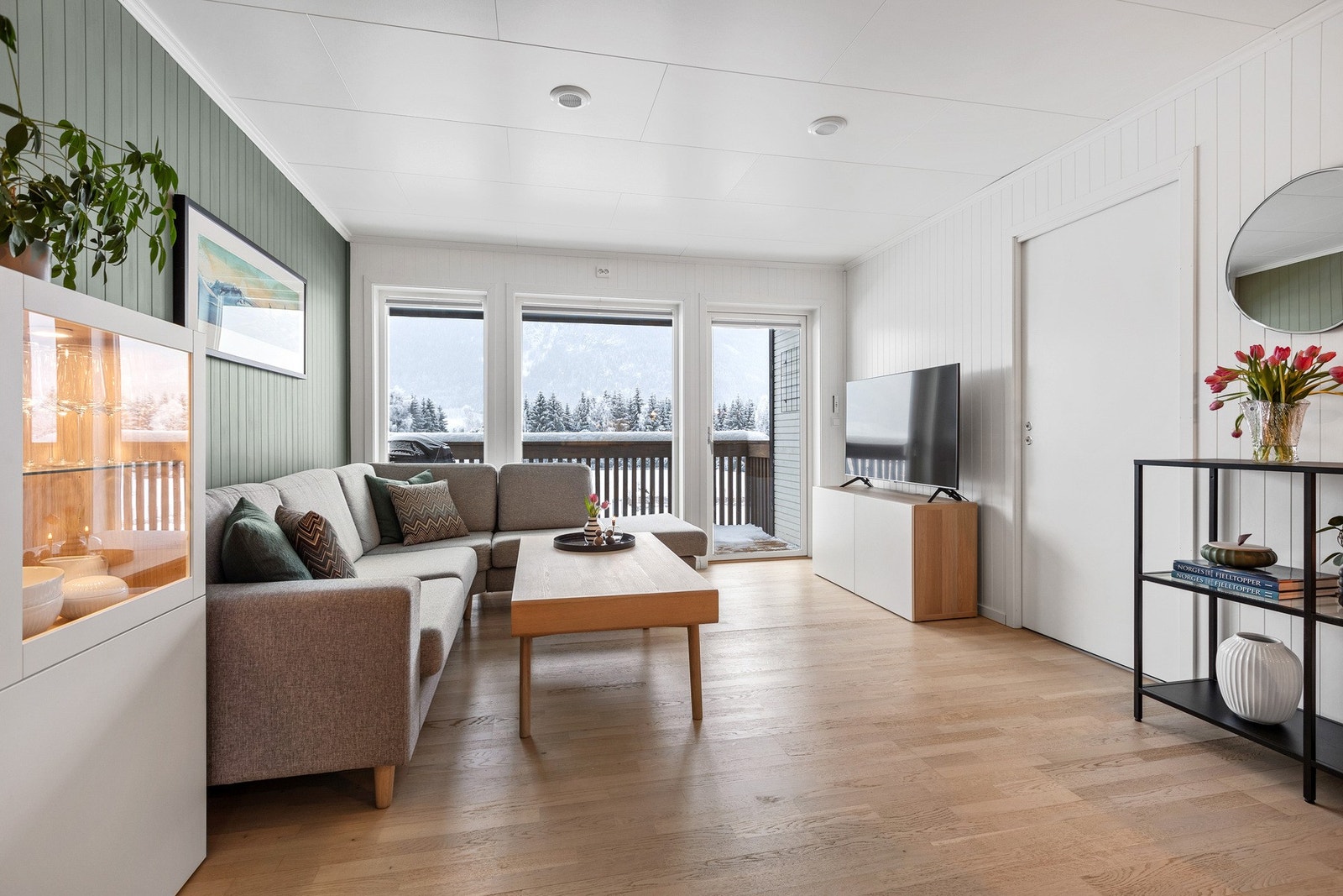 Lys og tiltalende stue med skyvedør inn til hovedsoverom Galleribilde