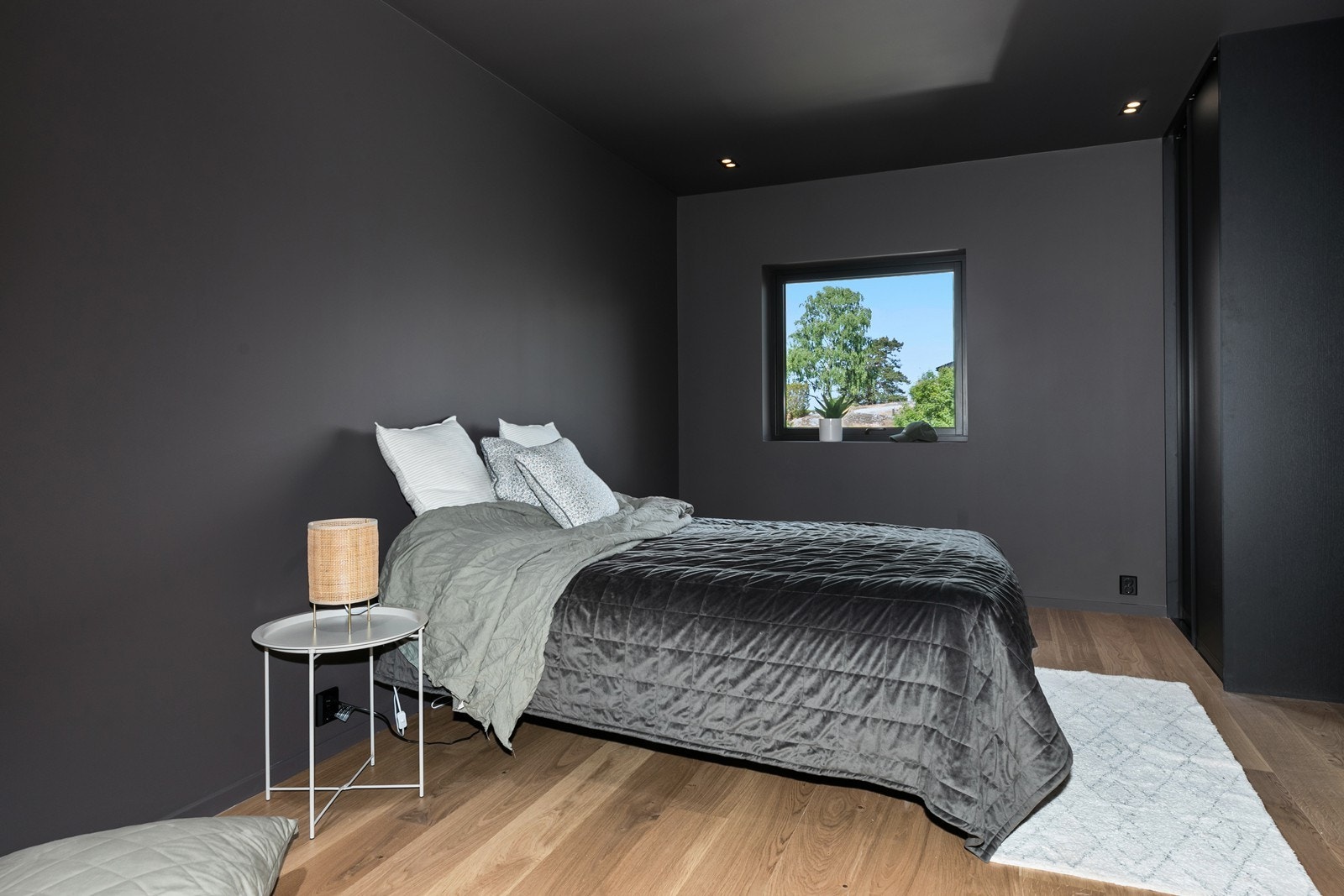 Soveromsbilder: Disse er tatt fra identisk, men speilvendt leilighet snr.1. Galleribilde