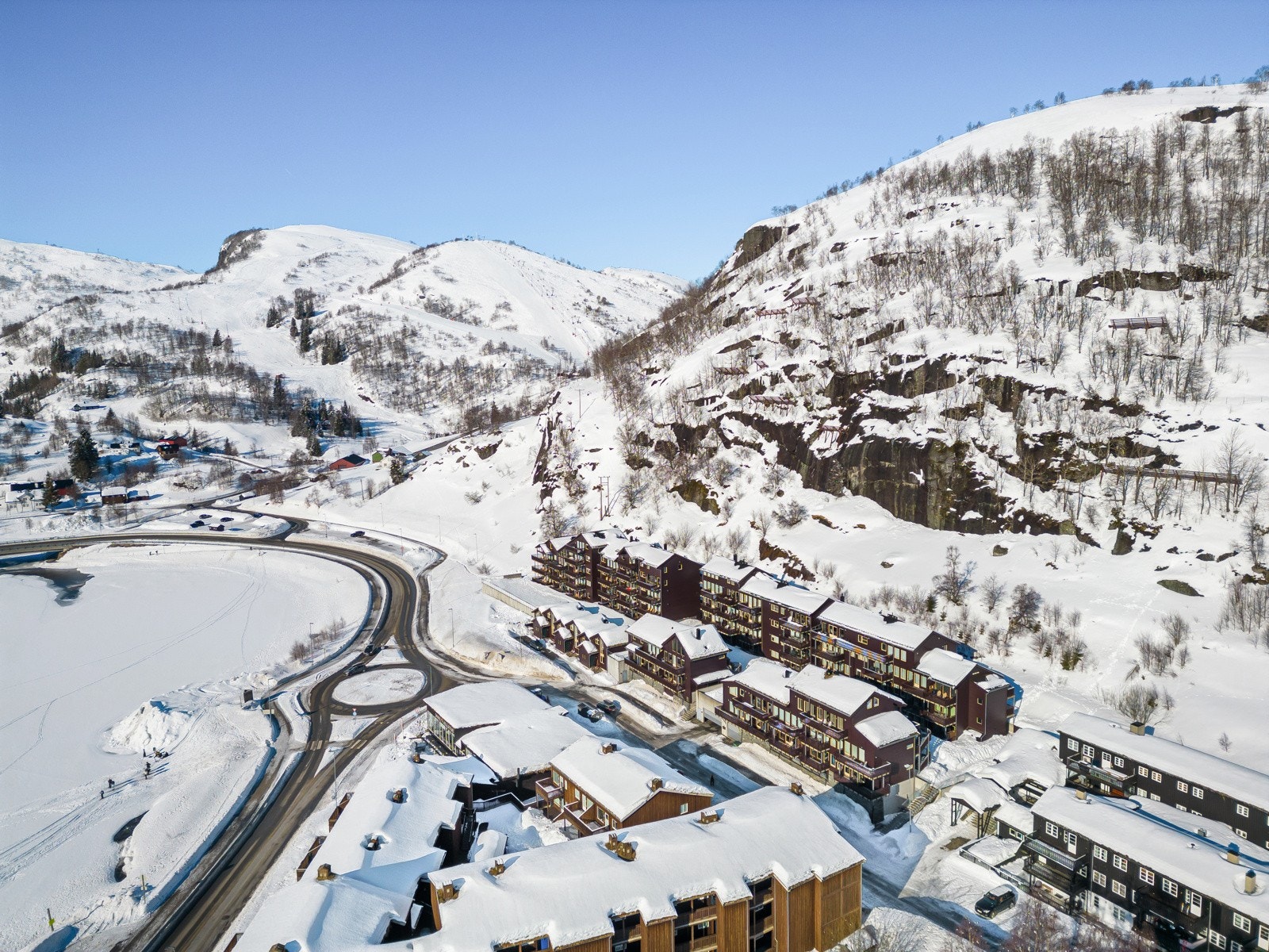 Parker bilen snøfritt i parkeringsanlegget - Dette er virkelig et enkelt hytteliv Galleribilde