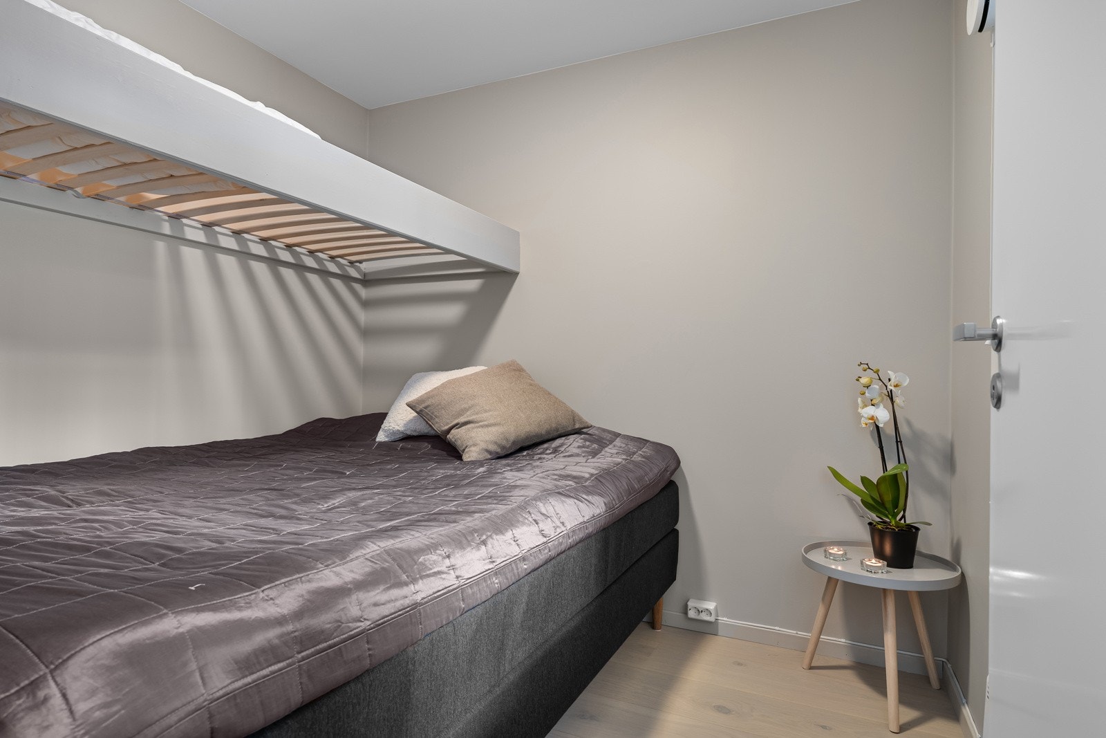 Soverom med stedbygd seng (80x200cm) over dobbelseng (150x200cm) Galleribilde