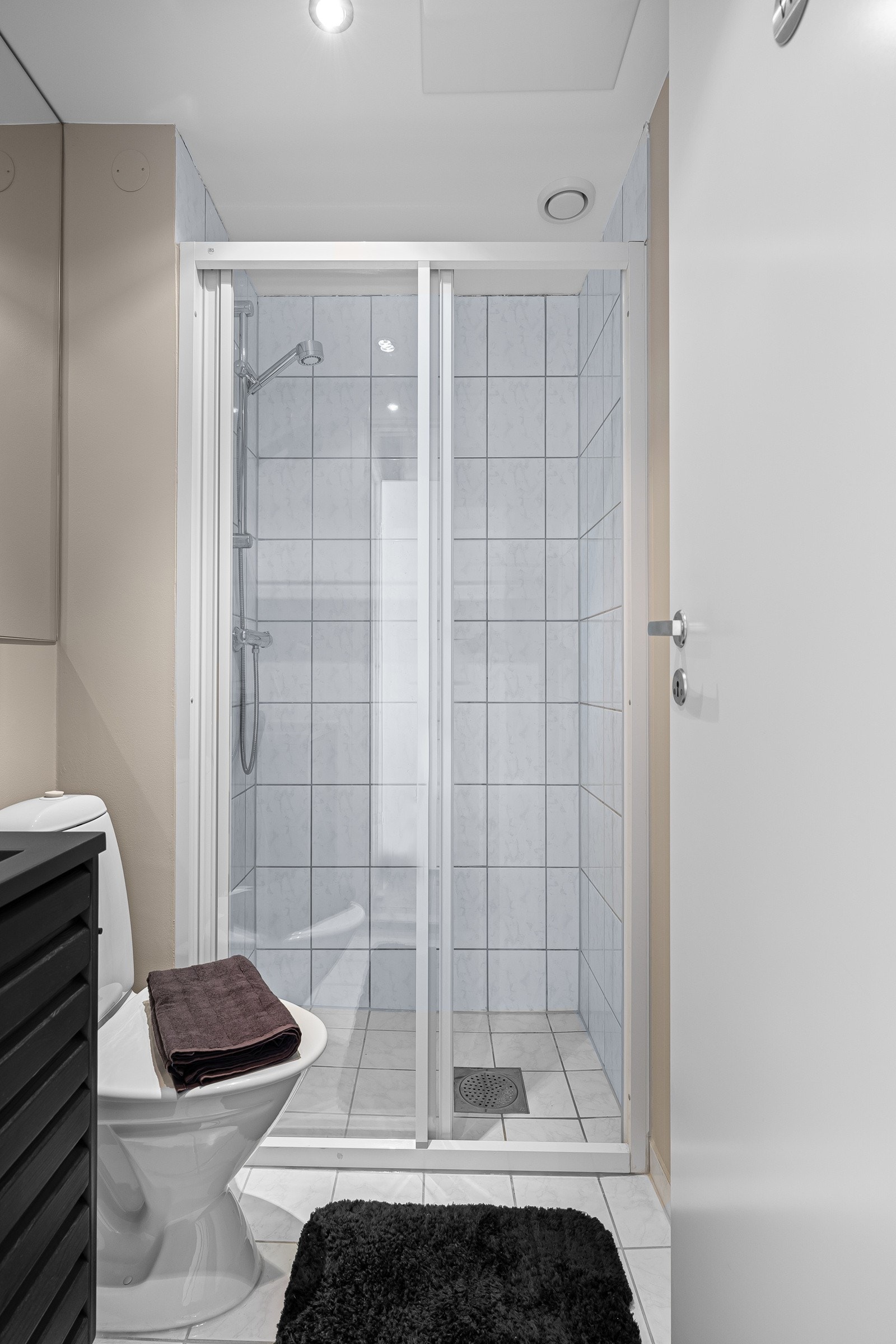 Nytt, stort speil på badet Galleribilde
