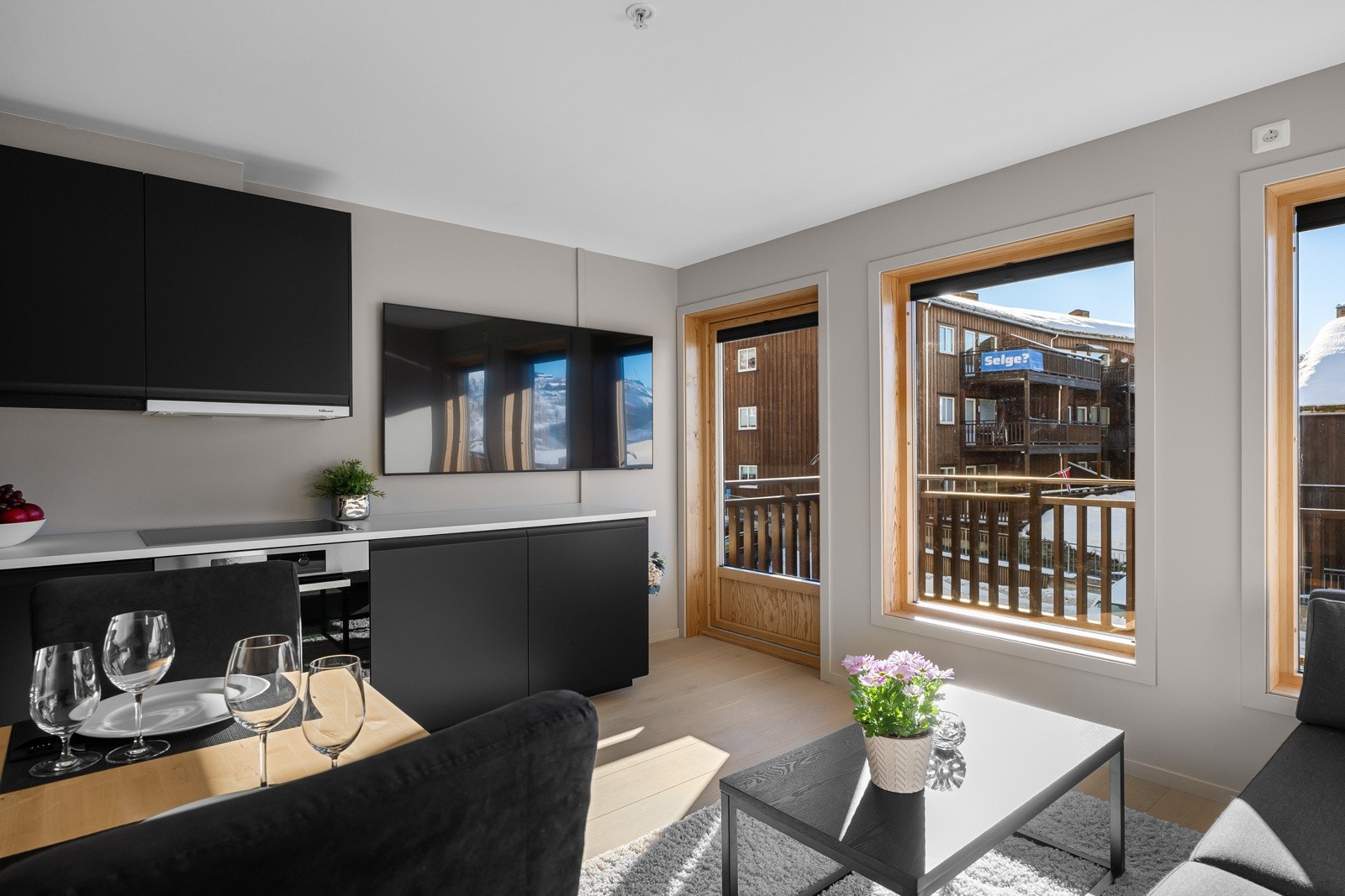 Utgang til solrik terrasse, med veldig solforhold gjennom hele året Galleribilde