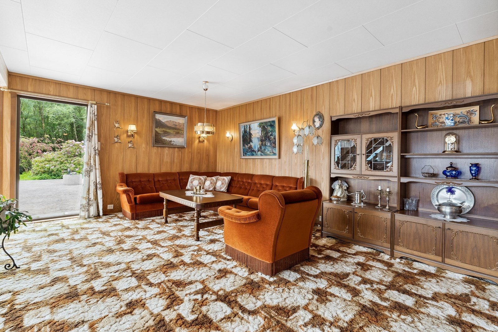 Her er det lett å finne roen etter ein lang dag. Frå stova har ein også direkte tilkomst til terrassen via skyvedør. Galleribilde