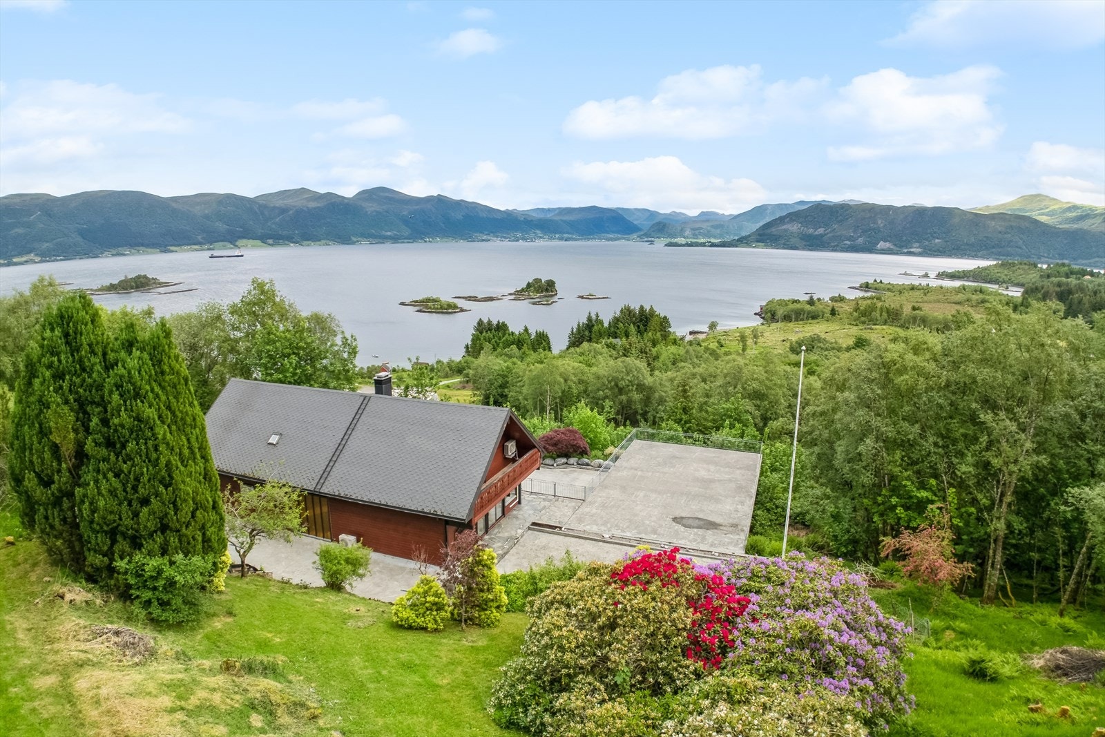 På sommarstid blir bakhagen som ei lita oase som bugnar av grøn og frodig beplantning. Galleribilde