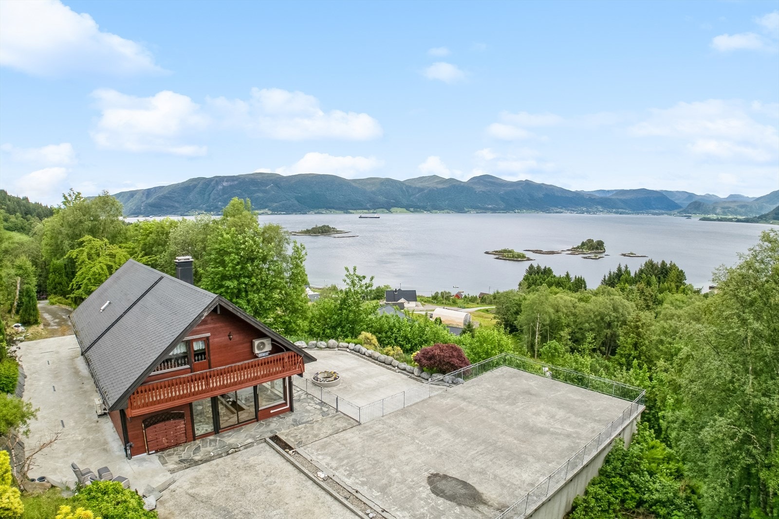 Her har ein nydeleg fri og fin utsikt mot Vanylvsfjorden, fjellheimen og nærområde elles. Galleribilde