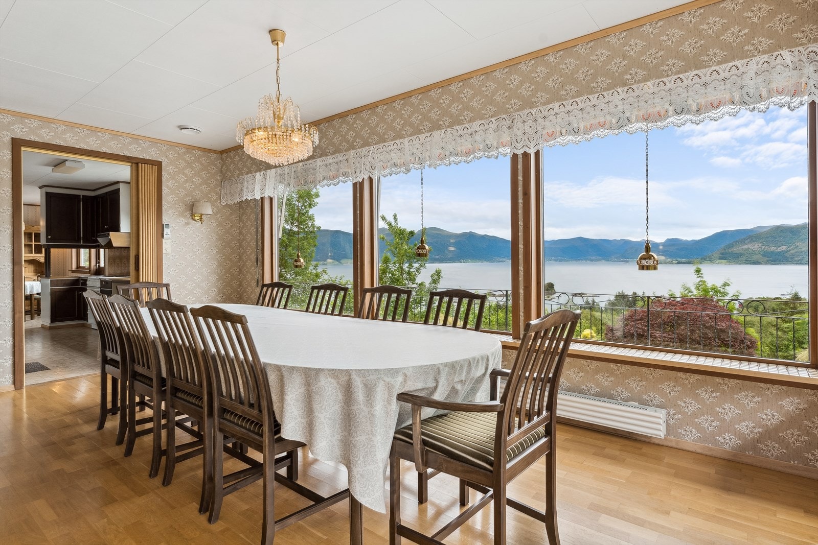 Rundt spisebordet er det god plass for både familie og venner, smakfulle måltid og den gode samtalen. Galleribilde