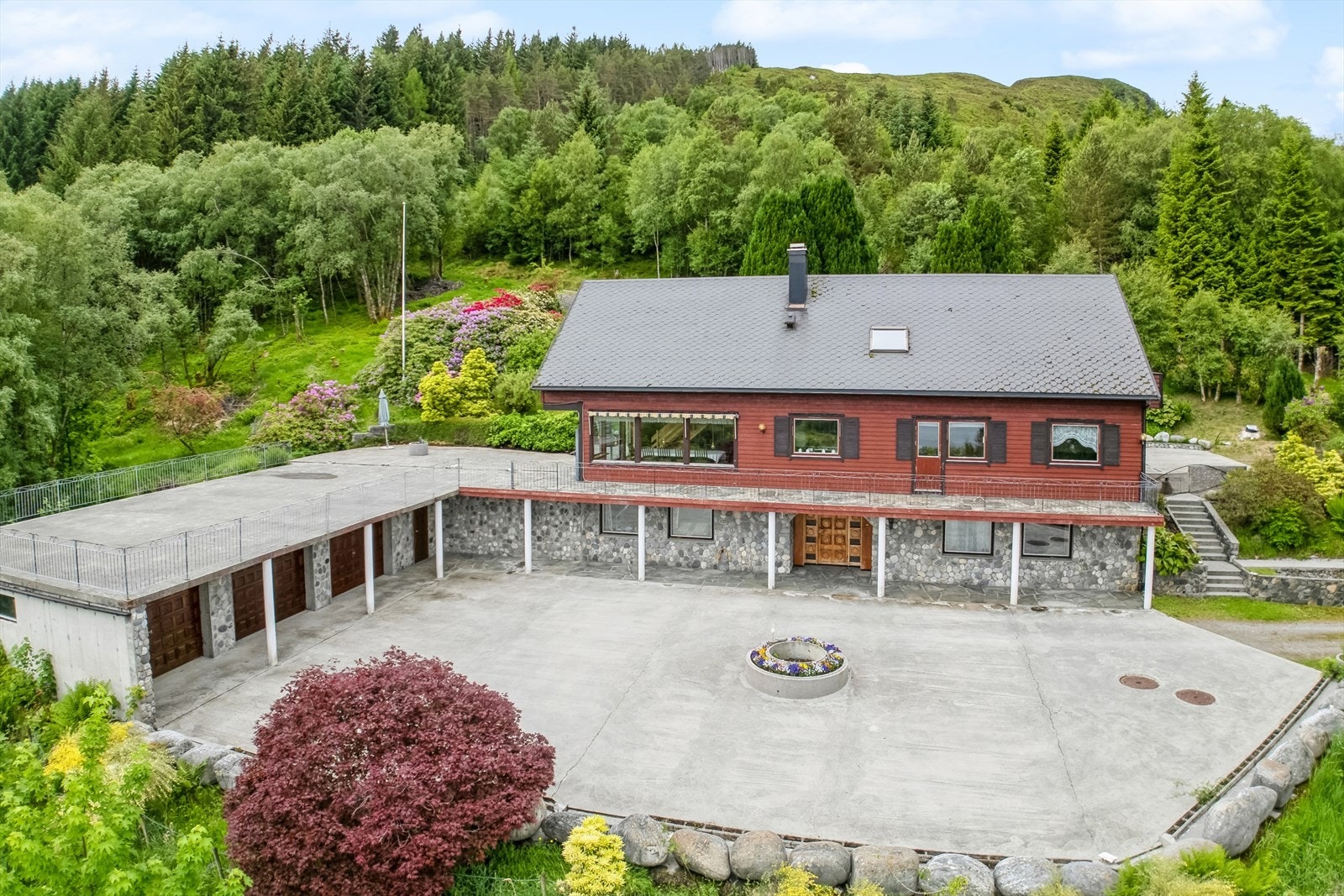 Velkomen til Øvre Årsheim 23! Ein spennande familiebustad med gode kvalitetar og god boltreplass. Galleribilde