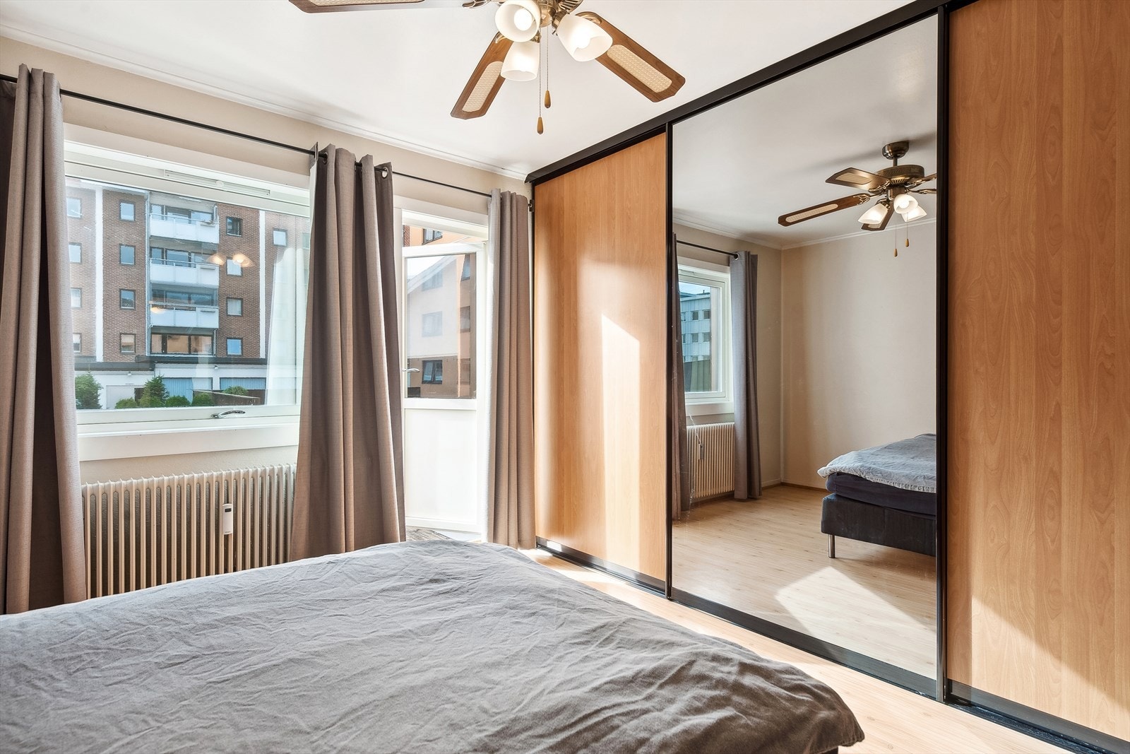 Stor skyvedørsgarderobe langs hele veggen og egen utgang til balkongen. Galleribilde