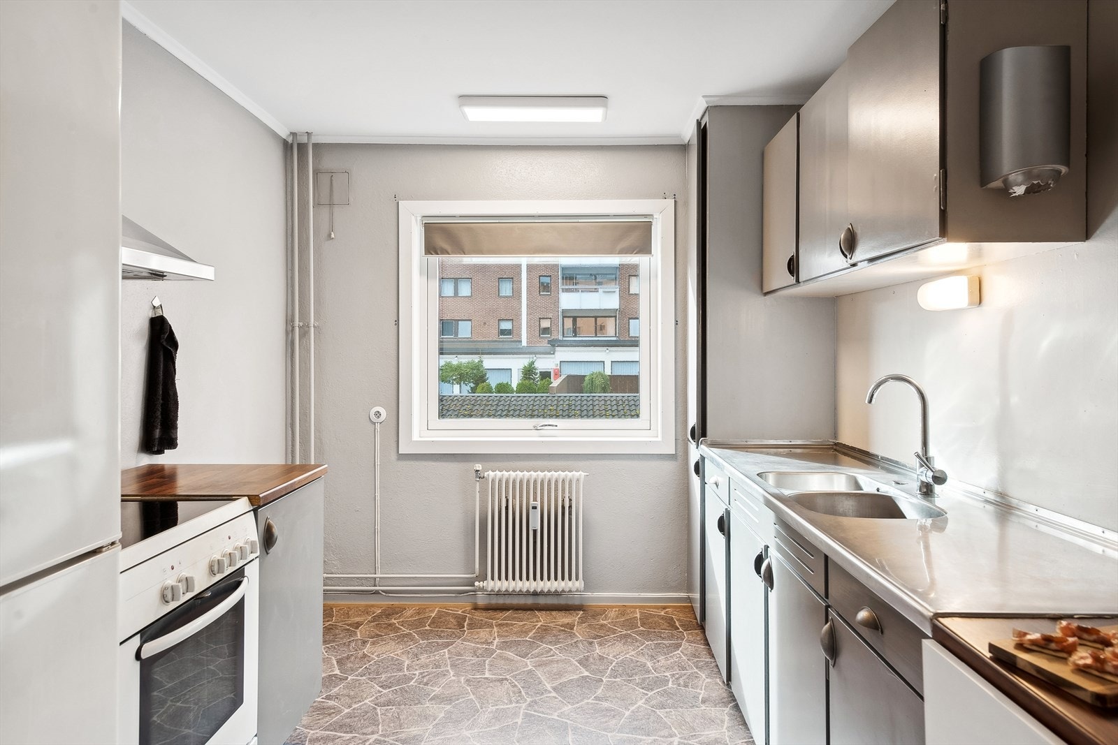 Plass til en liten spisegruppe ved vinduet. Galleribilde