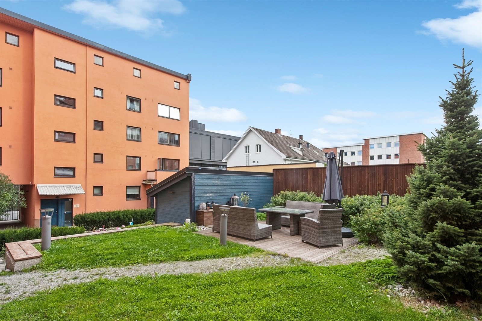 Trivelige uteområder i borettslaget. Galleribilde