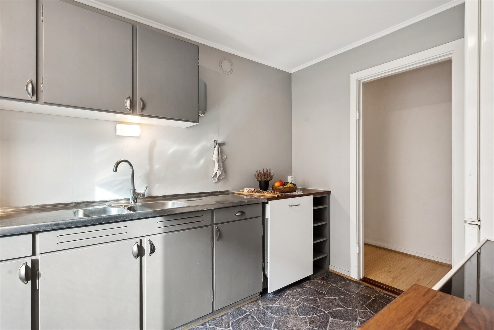 Plass til oppvaskmaskin under benken. Galleribilde