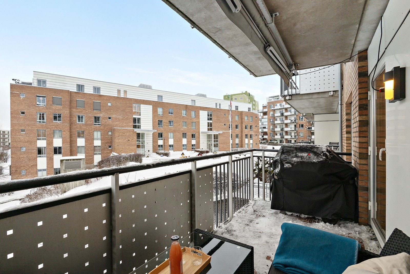 Balkongen har flotte solforhold og er et hyggelig oppholdssted både på sommer og vinterstid. Her kan du sette ut flotte utemøbler til sommeren da størrelsen tillater plass til flere gjester. Galleribilde