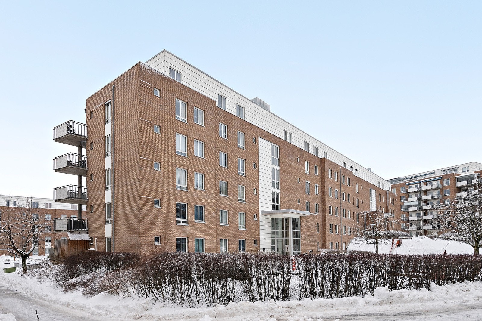 Videre er borettslaget installert med OBOS nøkkel (Mobilnøkkel) samt fibernett. Alle leiligheter har en hastighet opp mot 1000/1000 Mbit/s kablet fra fibermodemet. Galleribilde