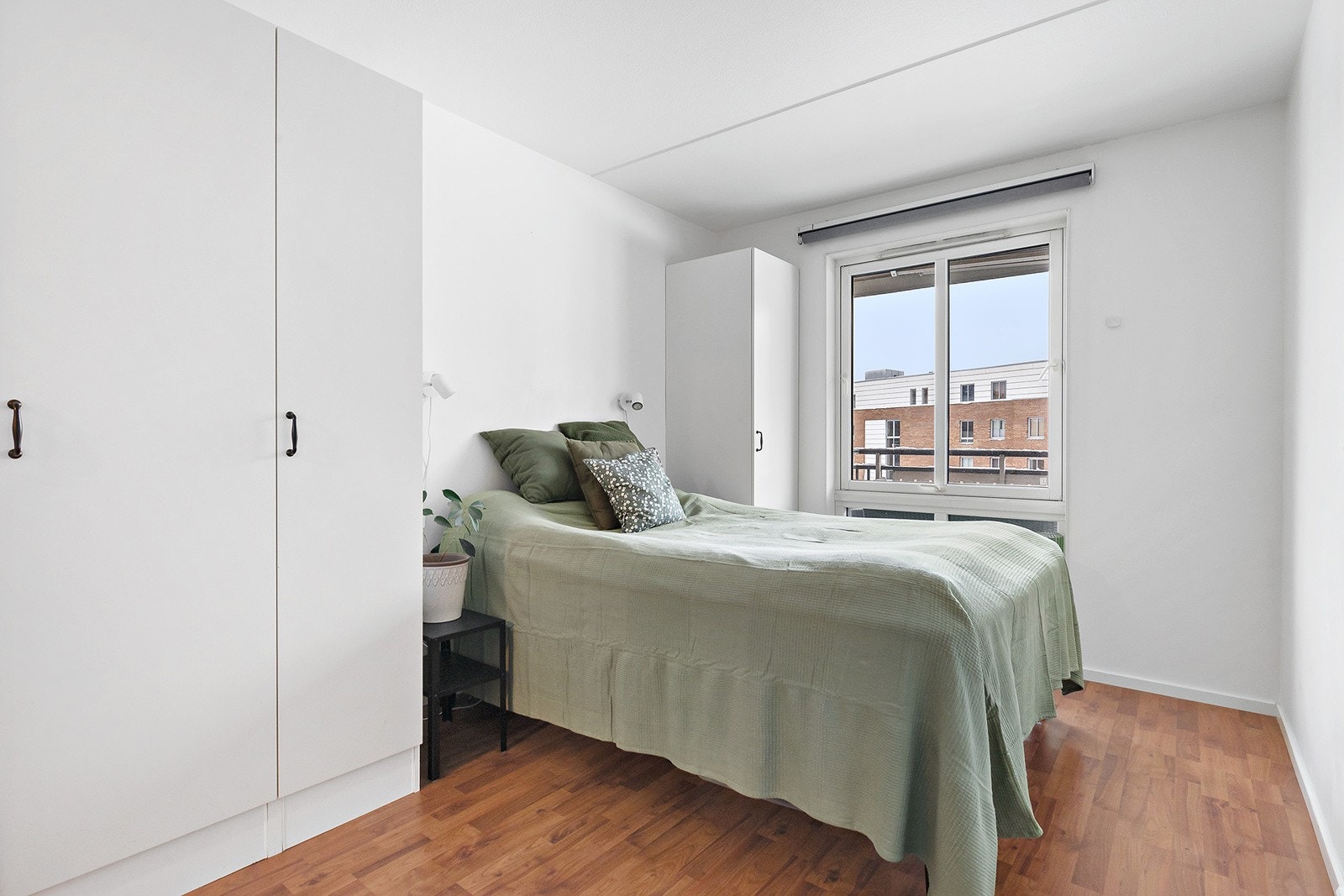 Rommet vender ut mot stille fellesarealer som inviterer til en god natts søvn. Garderobeskap medfølger. Galleribilde