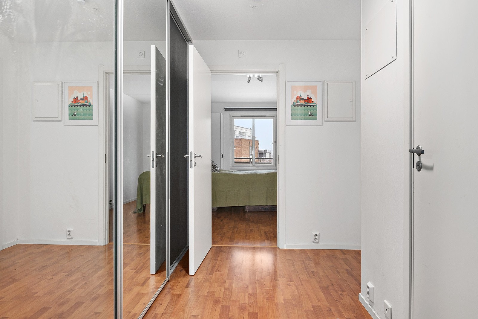 Romslig entré med stor skyvedørsgarderobe som sikrer gode oppbevaringsmuligheter Galleribilde