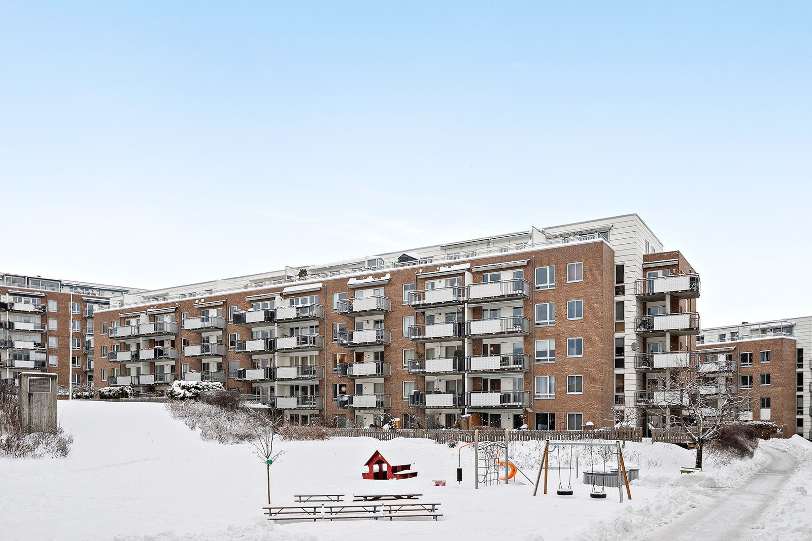 Leiligheten er perfekt for deg som ønsker å bo sentralt, men samtidig verdsetter fredelige omgivelser med nærhet til natur og et rikt utvalg av fasiliteter. Her får du det beste av begge verdener! Galleribilde