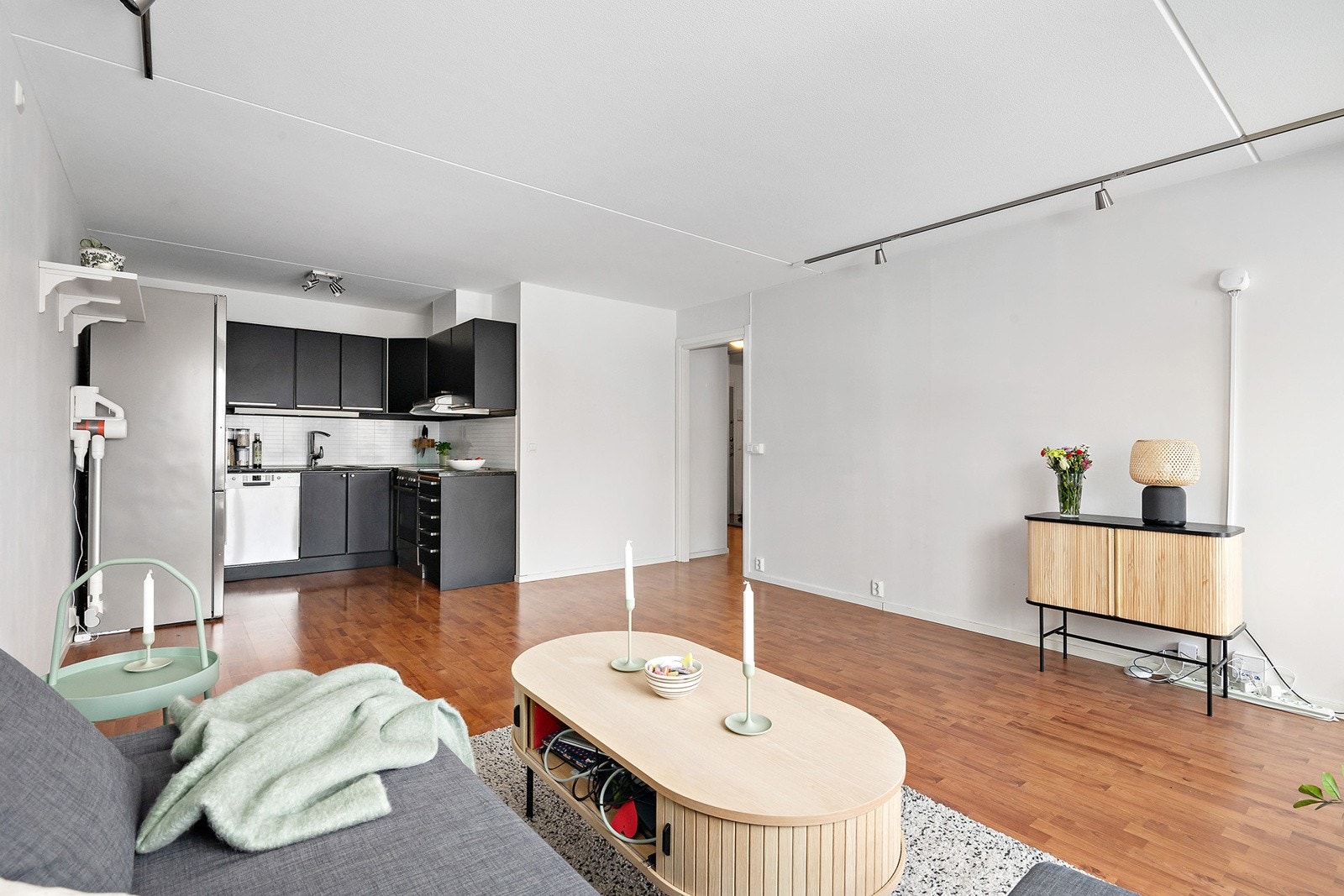 Åpen stue og kjøkkenløsning med god soneinndeling med nok av plass til egen spiseseksjon Galleribilde