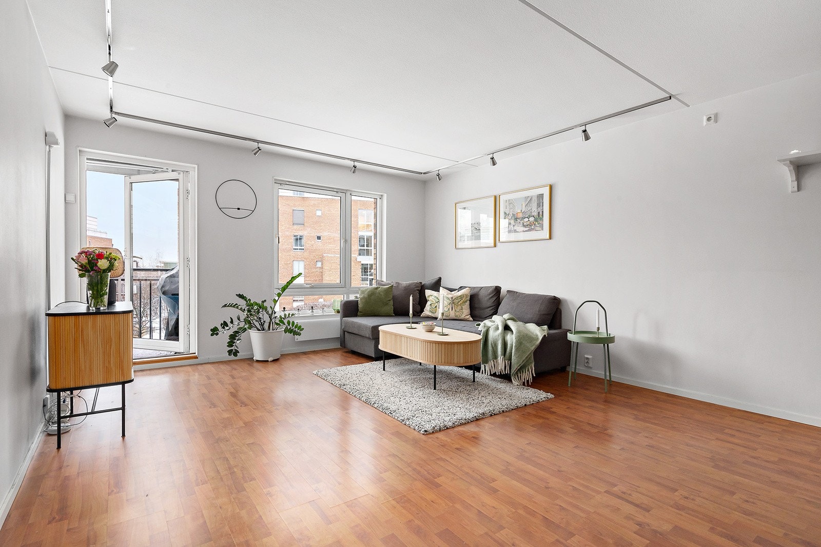 Stuen tilføres gode mengder naturlig dagslys via store vindusflater som ivaretar den luftige romfølelsen. Stuen rommer fint en stor sofagruppe med bord og mediebenk. Galleribilde