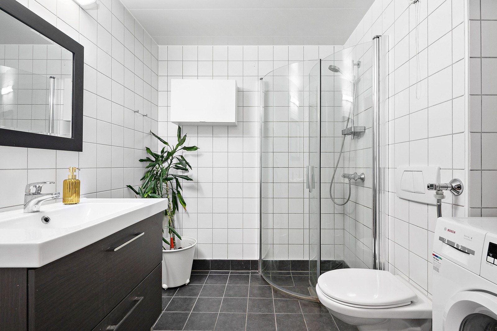 Pent flislagt baderom med varme i gulv Galleribilde