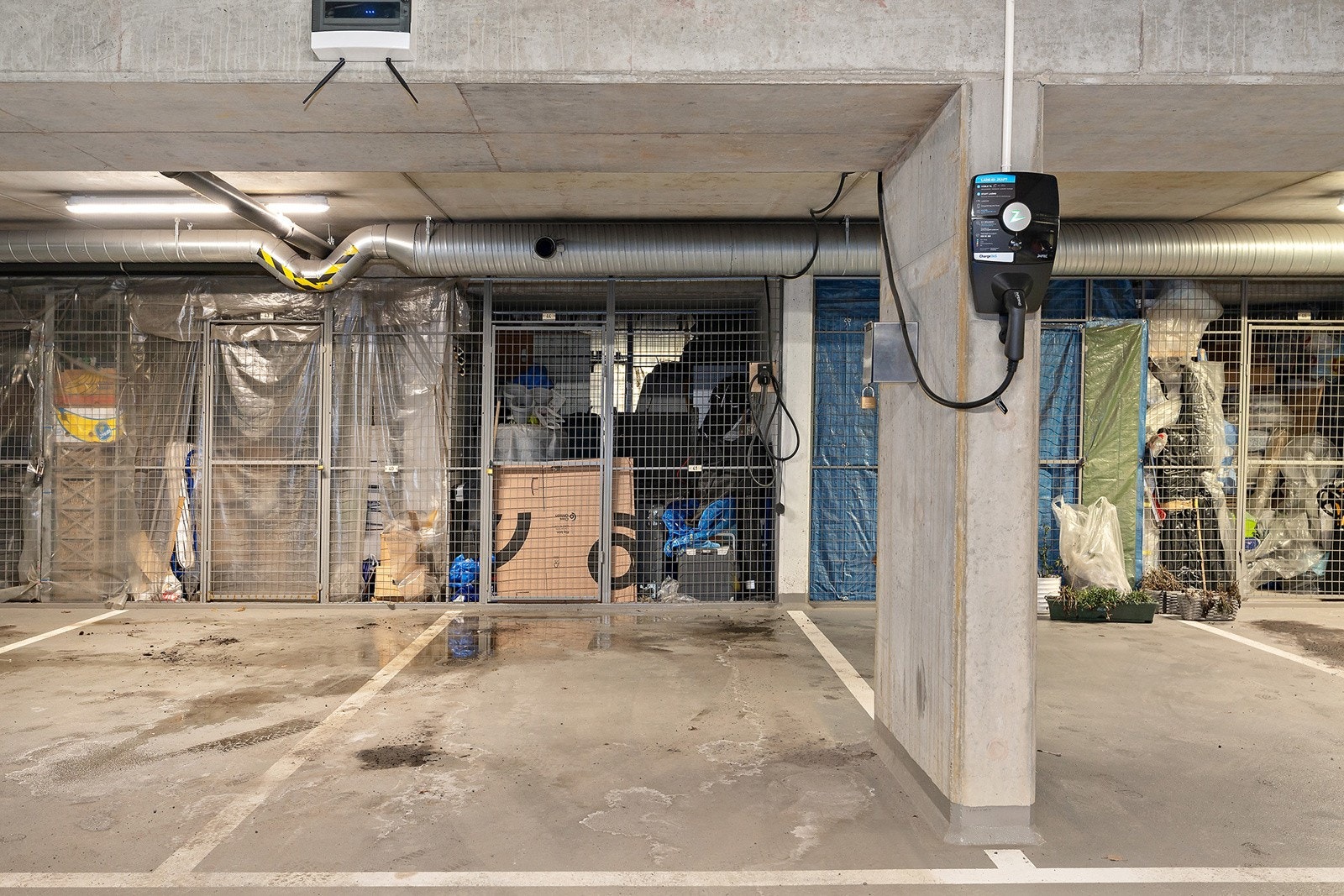 Leiligheten disponerer en bod samt en parkeringsplass med elbillader i felles garasjeanlegg (garasjeanlegg). Galleribilde