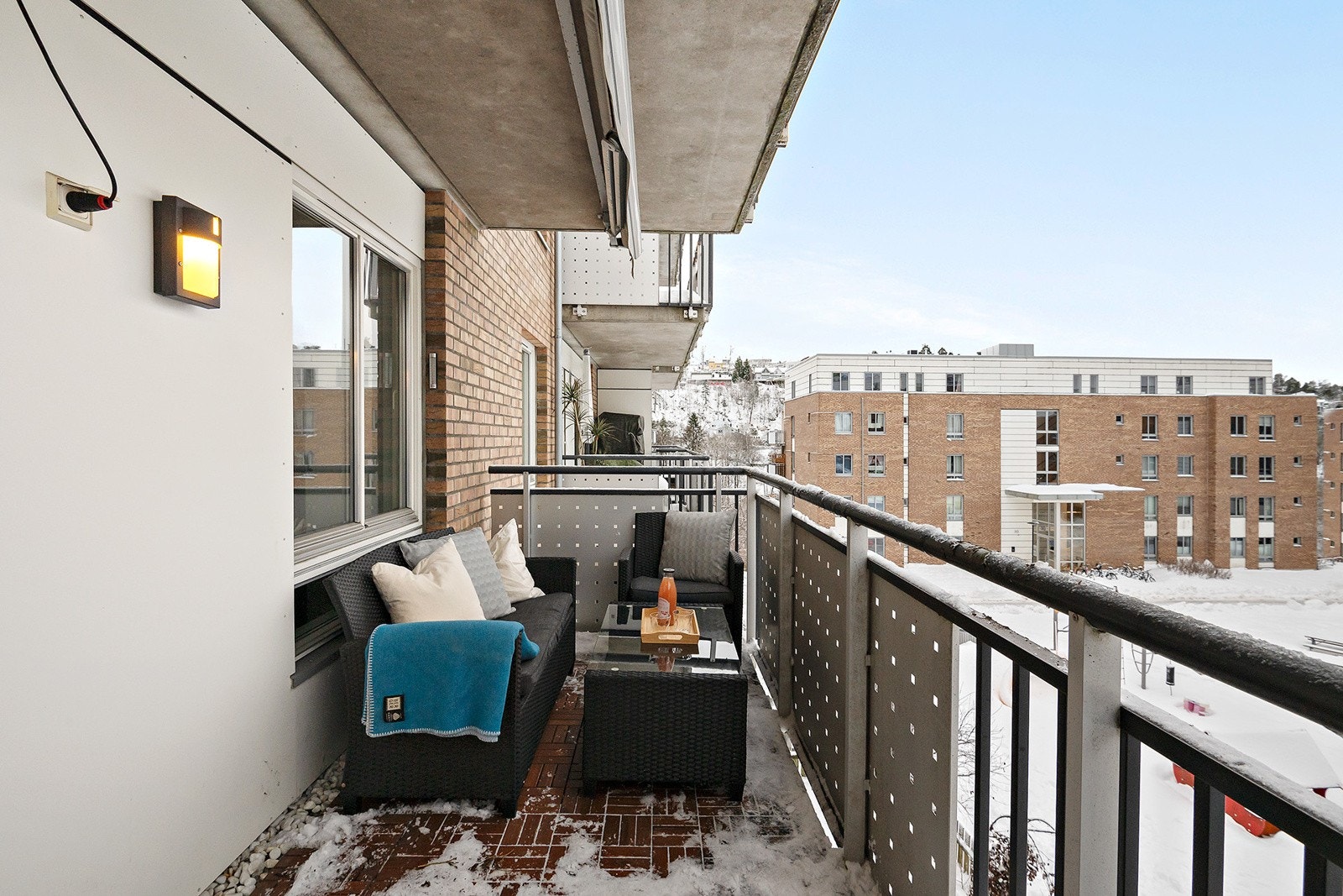 Fra stuen er det utgang til romslig sydvestvendt balkong på ca. 7kvm med gode solforhold og utsikt mot opparbeidet indre gårdsrom Galleribilde