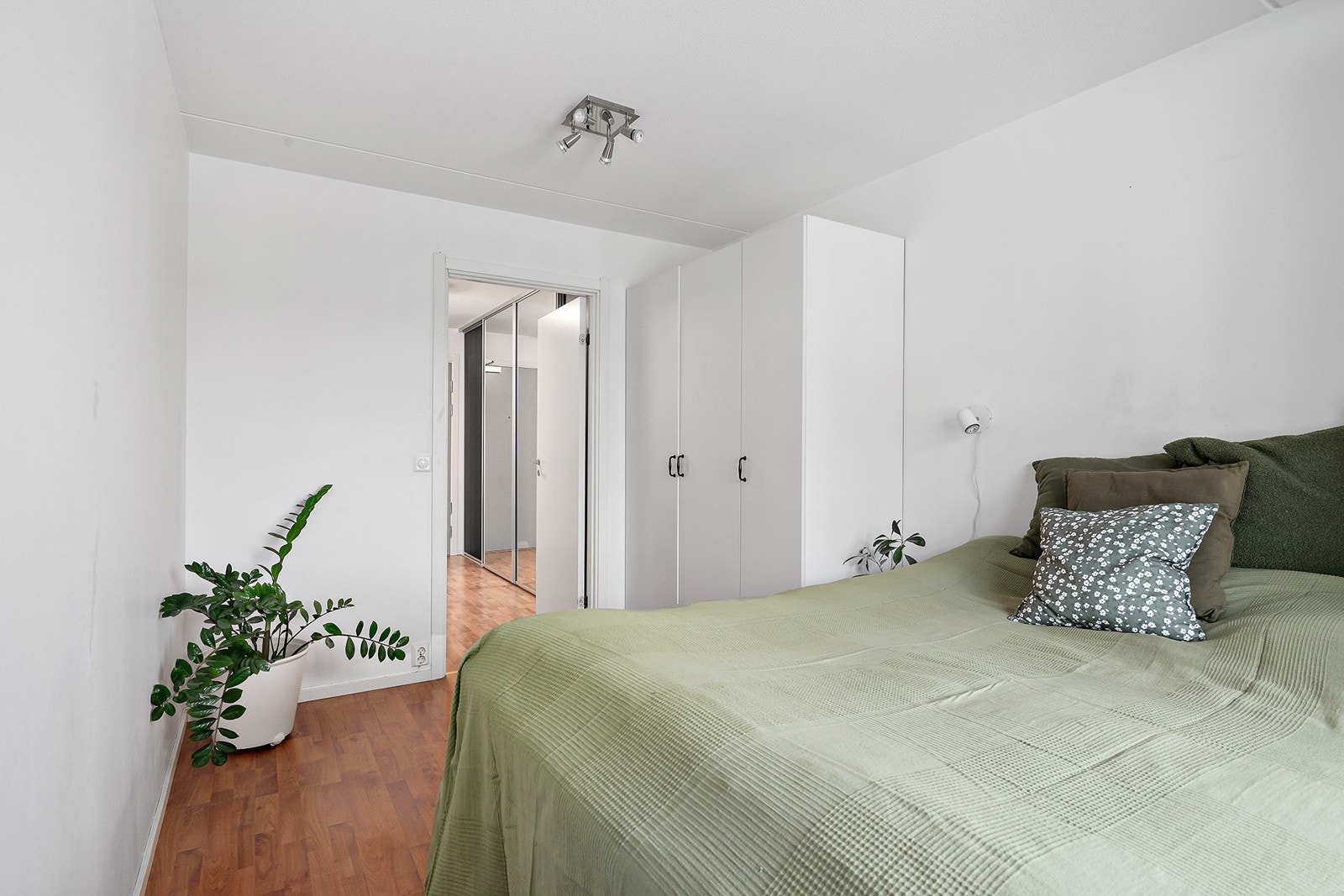 Soverommet er av god størrelse. Her får du enkelt plass til stor dobbeltseng med tilhørende møblement, og det er godt med oppbevaring i stort garderobeskap. Galleribilde