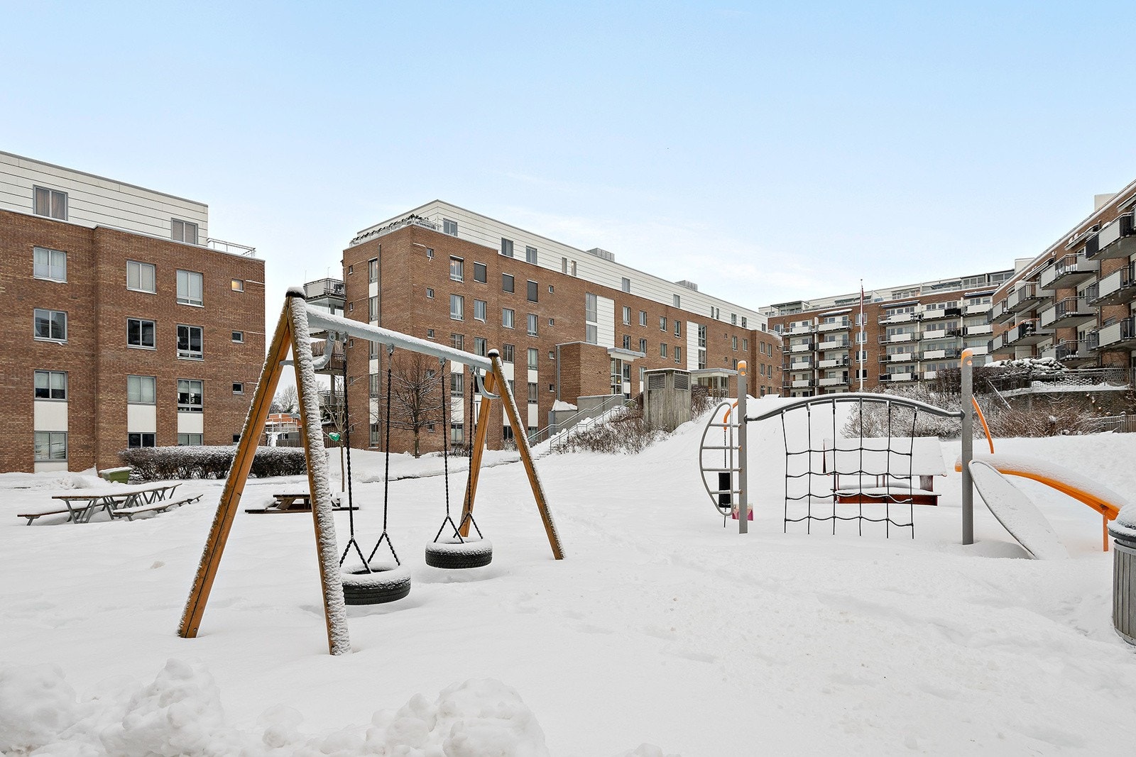 Meget attraktiv beliggenhet i rolig og veletablert boligområde på Etterstad. For de turglade er det mangfoldige turalternativer langs Alnaelva, samt flotte parkområder med lekeapparat og sittegrupper i umiddelbar nærhet Galleribilde