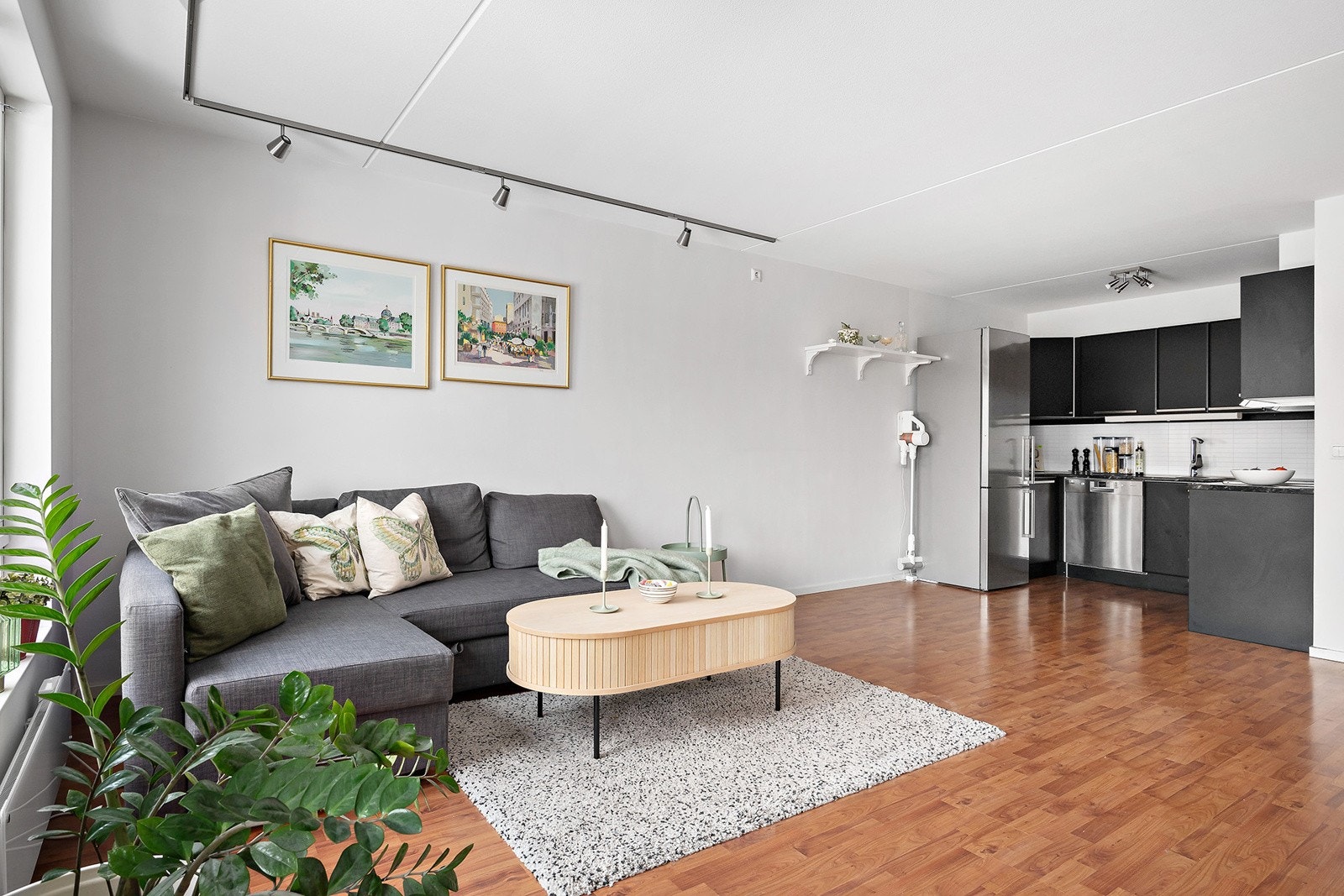 Her bor du sentrumsnært på Etterstad i et tilbaketrukket boligområde med store grøntarealer, lekeplasser og sittegrupper i umiddelbar nærhet. Leiligheten har en meget god planløsning og har gode innvendige lysforhold. Galleribilde