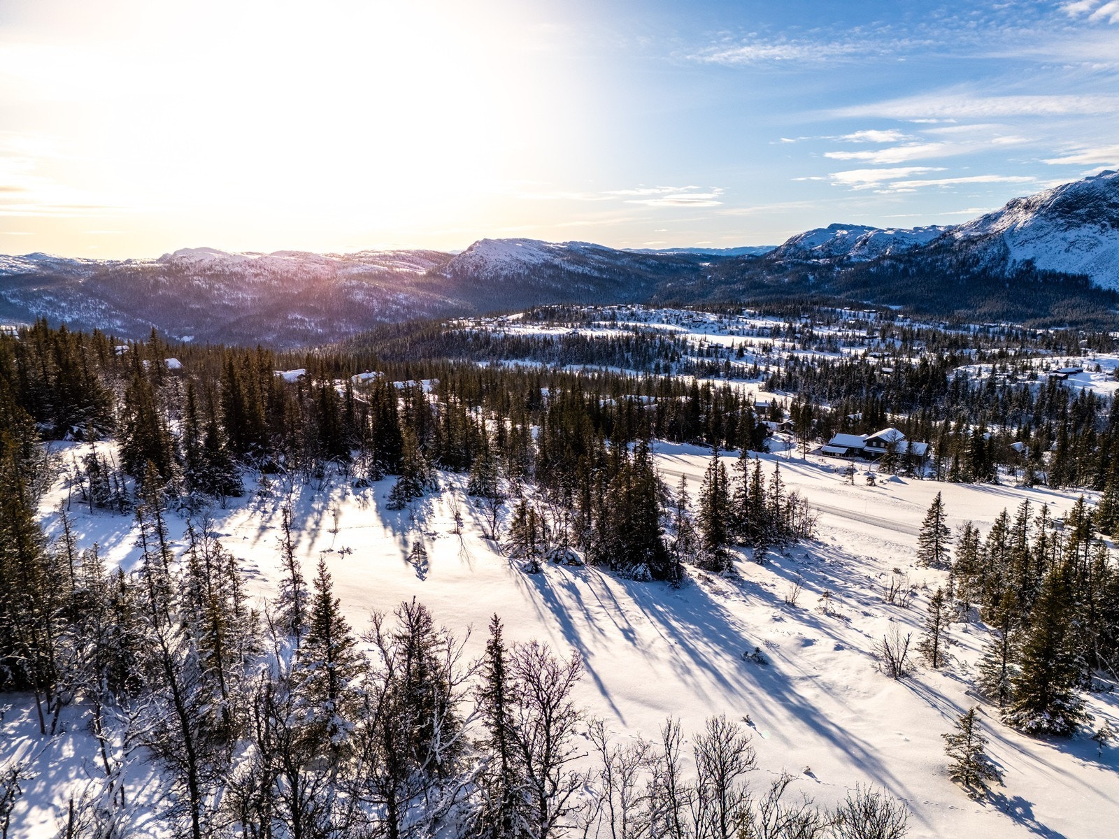 Haglebu tilbyr et bredt utvalg aktiviteter året rundt, med alt fra skiløyper for alle nivåer og et flott skisenter med heiser, nedfarter og park, til spennende vinteropplevelser som gokart, iskjøring og elverafting. Galleribilde
