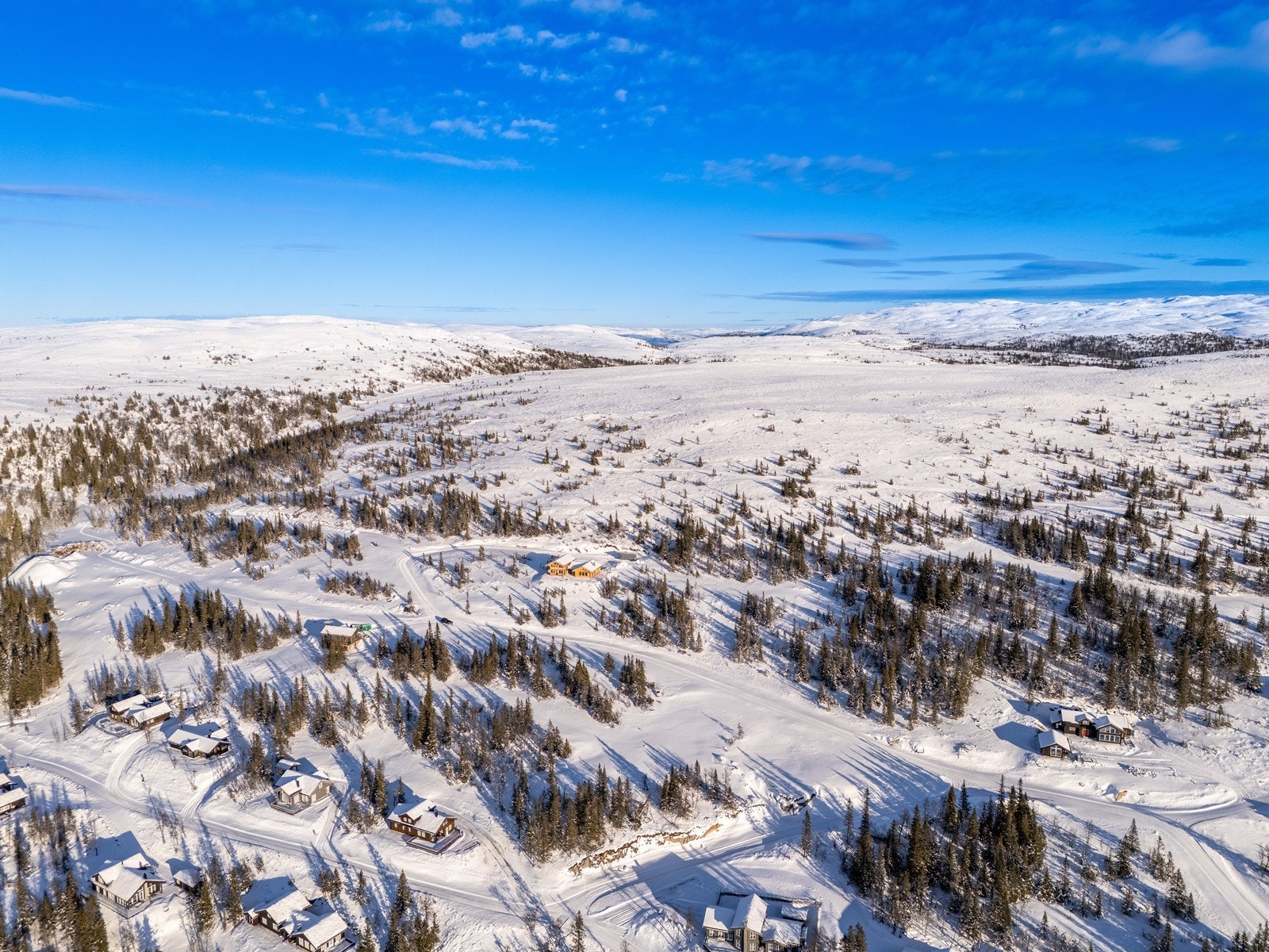 Velkommen til Storlifjell! Her kan du skape din drømmehytte beliggende i flotte omgivelser 960 moh. med skiløyper, alpinbakke og turområder rett utenfor døra. Galleribilde